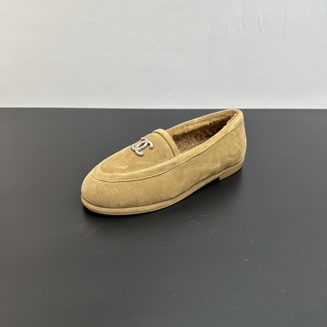 NO:462115,Chanel Chanel Xiaoxiang 24K autumn and winter new wool wool shoes loafers warm snow shoes Teddy fur shoes very comfortable Maillard brown is still very suitable for autumn and winter ~ Upper matte cowhide, sheepskin, leather outsole Size: 35-39 (customized for 40.41), loafers, chanel, chanel, loafers, cowhide, sheepskin, Leather soles19860909Chanel 香奈儿小香24K秋冬新款羊毛里一脚蹬懒人鞋乐福鞋保暖雪地鞋 泰迪毛毛鞋 很舒服诶 美拉德棕色还是很适合秋冬的～ 鞋面磨砂牛皮 内里羊皮毛一体 真皮大底 Size:35-39（40.41定做）,乐福鞋,chanel,chanel,loafers,cowhide,sheepskin,Leather soles,Women's Shoes