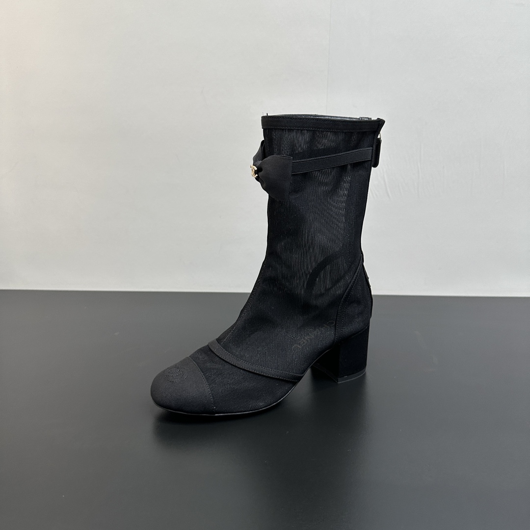 NO:462013,CHANEL25s Chanel classic bow short boots. Many celebrity fashion bloggers plant grass. The main colors are sweet colors. It hits my heart. This show of mesh boots really doesn’t feel moved when they look at the show, but when I tried it on today, I got into the trap again. The white and princess-style mesh is made of transparent mesh yarn imported from Italy, and the inner imported sheep is used as a mat (sweat absorbing soft), Italian A-grade leather sole Size35-40 (40 custom made without return and exchange), boots, chanel, chanel, boots19860909CHANEL25s 香奈儿经典蝴蝶结短靴 超多明星时尚博主种草 主打都是甜甜的颜色 直击我心 这秀款的网靴看秀是确实没心动的感觉,但今天试穿上 我又入坑了合网靴白色偏公主风～ 鞋面采用意大利进口透明网纱,内里进口绵羊作垫（吸汗柔软）,意大利特A级真皮底 Size35-40（40定做不退换）,靴子,chanel,chanel,boots,Women's Shoes