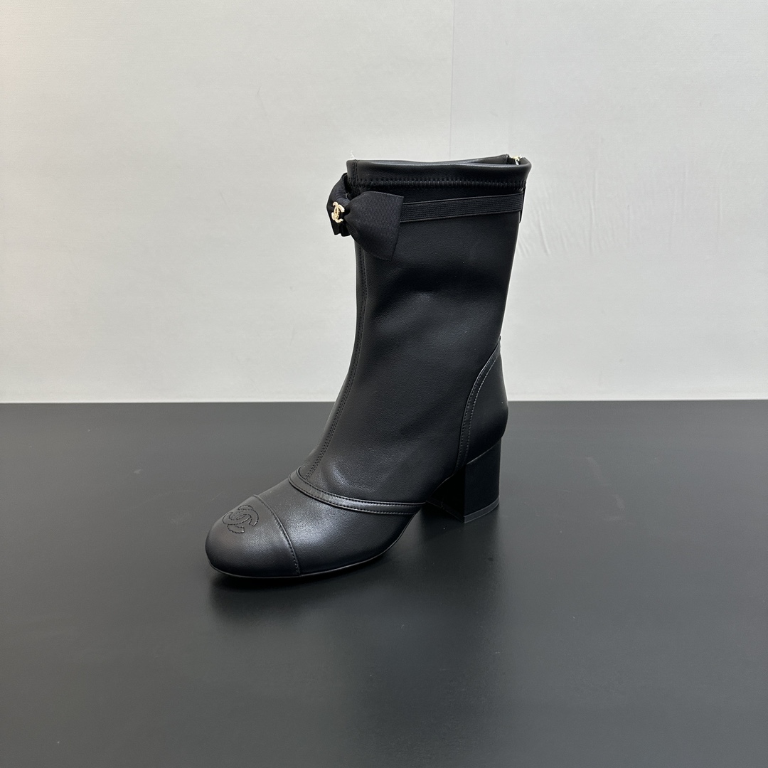 NO:462020,CHANEL25s Chanel classic bow-zipper elastic short boots. Many celebrity fashion bloggers plant grass. The main colors are sweet colors. It hits my heart. This show of mesh boots really doesn’t feel moved when they look at the show, but when I tried it on today, I got into the trap again. The white princess style of the mesh boots are ~ The upper is elastic sheepskin, and the inner imported sheep is mat (sweat-absorbing and soft), Italian A-grade leather sole Size35-40 (40 custom made without return and exchange), boots, chanel, chanel, boots, sheepskin19860909CHANEL25s 香奈儿经典蝴蝶结后拉链弹力短靴 超多明星时尚博主种草 主打都是甜甜的颜色 直击我心 这秀款的网靴看秀是确实没心动的感觉,但今天试穿上 我又入坑了合网靴白色偏公主风～ 鞋面采用弹力羊皮,内里进口绵羊作垫（吸汗柔软）,意大利特A级真皮底 Size35-40（40定做不退换）,靴子,chanel,chanel,boots,sheepskin,Women's Shoes