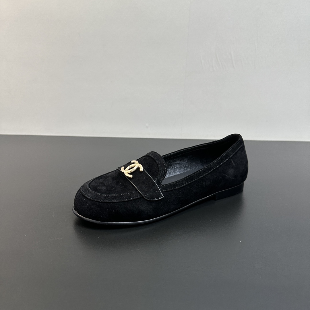 NO:462006,CHANEL/Chanel 25 early autumn top version flat-sole single-shoe loafers. The design is simple and high-end, with double C logo embellishment!  There is no pressure to enter and exit the counter. The foot has a bookish temperament. The foot feels very good. A versatile item. It is truly stress-free when entering and exiting the counter. Regardless of the last, the selection of leather, and the manufacturing process are all genuine craftsmanship, which is very exquisite. Fabric cowhide/sheep pendant imported sheepskin (sweat absorbing and soft) sole Italian grade A genuine leather sole. Size 35-39 (40.41 fixed), loafers, chanel, chanel, loafers, cowhide, sheepskin, sheep19860909CHANEL/香奈儿25早秋顶级版本平底小单鞋乐福鞋 设计简约高级,双C logo点缀！进出专柜无压力 上脚很有书香气质 脚感超好 百搭单品 真正做到随便进出专柜无压力 无论楦型、皮料选择、制造工艺都是正品工艺,十分考究. 面料牛皮/羊猄 内里进口绵羊皮（吸汗柔软） 鞋底意大利特A级真皮底 码数35-39（40.41定）,乐福鞋,chanel,chanel,loafers,cowhide,sheepskin,sheep,Women's Shoes