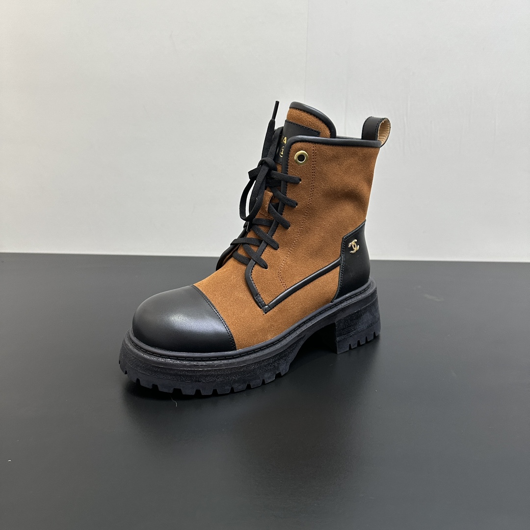 NO:462076,CHANEL Xiaoxiang 2025 autumn and winter sheepskin lace-up thick-soled short boots Martin boots are new. The style is also the basic version of Xiangjia Martin boots, neat and handsome. The upper is frosted cowhide, super soft skin-soft, quite broad and full, handsome!  The inside is soft and water-dyed lambskin!  Original outsole of soles Exclusive Top quality 35-39 (customized by 40/41), boots, chanel, chanel, chanel, boots, cowhide, sheepskin19860909CHANEL香奈儿小香2025秋冬羊皮系带厚底短靴马丁靴新品 版型也香家马丁靴基础版型,利落帅气 鞋面用了磨砂牛皮,超级柔软的贴肤感,挺阔饱满,帅气拿捏！ 内里柔软水染小羊皮！ 鞋底原版大底 独家 顶级精品35-39（40/41订做）,靴子,chanel,chanel,chanel,boots,cowhide,sheepskin,Women's Shoes