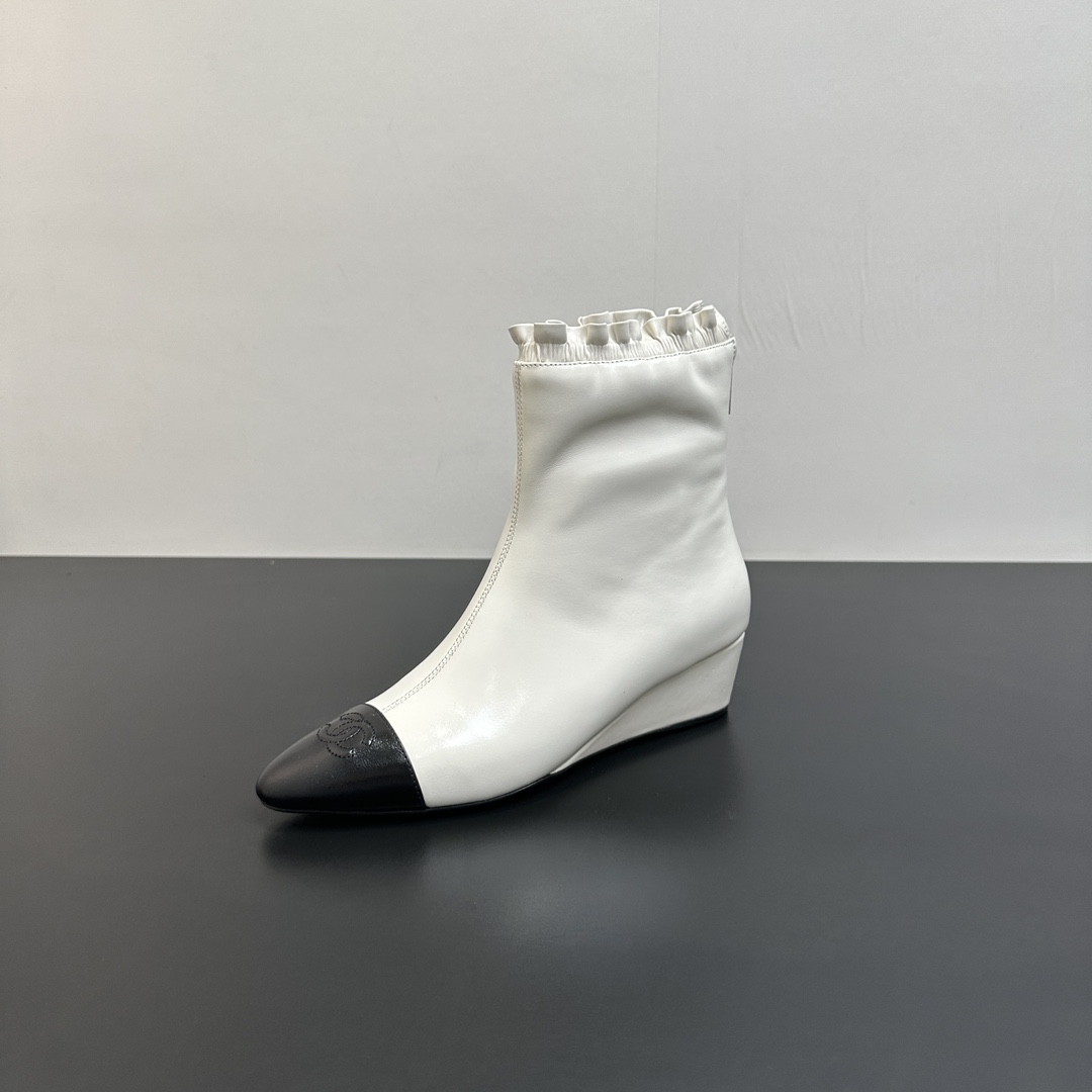NO:462083,CHANEL Chanel Little Flavor 25s Early Autumn New Retro Wedge Short Boots Pointed Toe Short Boots Beautiful Ankle Boots Fashionable Miniature Pointed Toe and Wedge Design is chic and versatile and has a stable foot feel. The shoe shape is slender and fashionable, with a slight accumulation of legs that makes the goddess's versatile slim leg boots easily show fashionable long legs!  And there is no need to think about matching. The dress and short skirt are very beautiful. Upper cowhide, inner foot pad sheepskin, sole Italian leather outsole, heel height 4.5cm, size 35-39 (40.41 custom made without return and exchange), boots, chanel, chanel, boots, skirts, cowhide, sheepskin, Leather soles19860909CHANEL香奈儿小香风25s早秋新款复古坡跟短靴尖头短靴 绝美及踝靴 时髦极小尖头搭配坡跟的设计 潇洒百搭而且脚感很稳.鞋型纤细又时髦,微微的堆积感超显腿细 女神的百搭瘦腿靴,轻松穿出时尚大长腿！ 而且在搭配上不用多做思考 连衣裙和小短裙都非常好看. 鞋面牛皮 内里垫脚羊皮 鞋底意大利真皮大底 跟高4.5cm 码数35-39（40.41定做不退换）,靴子,chanel,chanel,boots,skirts,cowhide,sheepskin,Leather soles,Women's Shoes