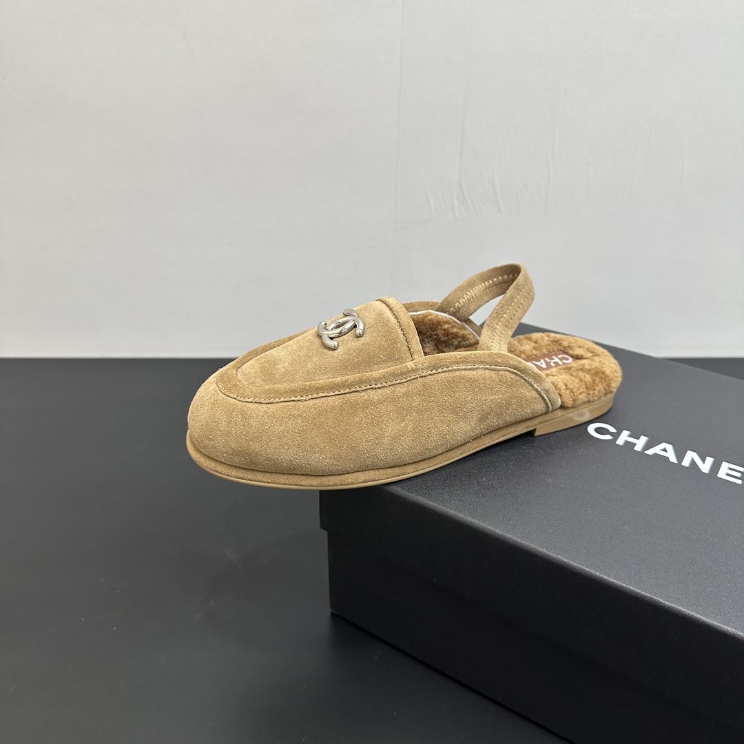 NO:464218,Chanel 25 autumn and winter new wool 25 wool pedals with lazy back with elastic slippers Teddy fur shoes very comfortable Maillard brown is still very suitable for autumn and winter ~ Upper matte cowhide, sheepskin, leather outsole Size: 35-39 (customized for 40.41), fur shoes sandals, chanel, chanel, sandals, slippers, cowhide, sheepskin, Leather soles19860909Chanel 香奈儿小香25秋冬新款羊毛里一脚蹬懒人后畔带松紧拖鞋 泰迪毛毛鞋 很舒服诶 美拉德棕色还是很适合秋冬的～ 鞋面磨砂牛皮 内里羊皮毛一体 真皮大底 Size:35-39（40.41定做）,毛毛鞋凉鞋,chanel,chanel,sandals,slippers,cowhide,sheepskin,Leather soles,Women's Shoes