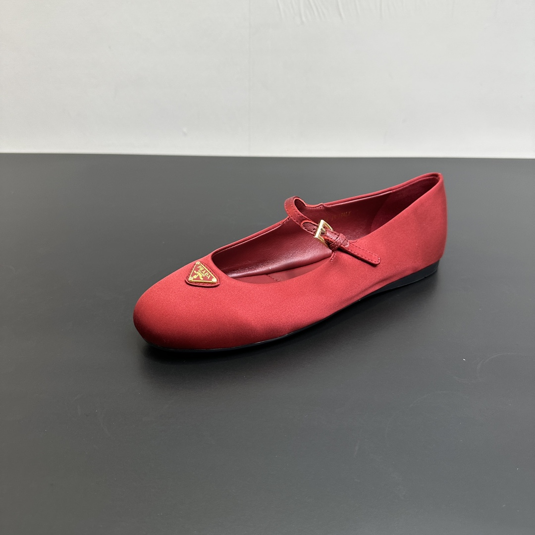 NO:464199,25Ss early spring new rada Prada Silk Mary Jane Ballet Flat Shoes This ballet flat shoes are made of tapered silhouette, and the insteps adds a touch of exquisiteness to show elegance and beauty. They are designed with round toe, paired with rubber sole, and are decorated with an enamel triangular metal logo to highlight classic lines and exquisite and elegant details. The upper is original silk cloth, inner footbed sheepskin, heel high flat sole, original rubber outsole, size 35-39 (40.41 custom made without return), ballet shoes Mary Jane, prada, prada, mary jane, flats, sheepskin, real silk1986090925Ss早春新款rada普拉达真丝玛丽珍芭蕾舞平底单鞋 这款芭蕾平底鞋采用锥形廓形,脚背带平添一抹精致,彰显优雅柔美魅力.采用圆头设计,搭配橡胶鞋底,且饰有涂珐琅三角形金属徽标,彰显经典线条和精致优雅细节. 鞋面原版真丝布 内里垫脚羊皮 跟高平底 鞋底原版橡胶大底 码数35-39（40.41定做不退换）,芭蕾舞鞋玛丽珍,prada,prada,mary jane,flats,sheepskin,real silk,Women's Shoes