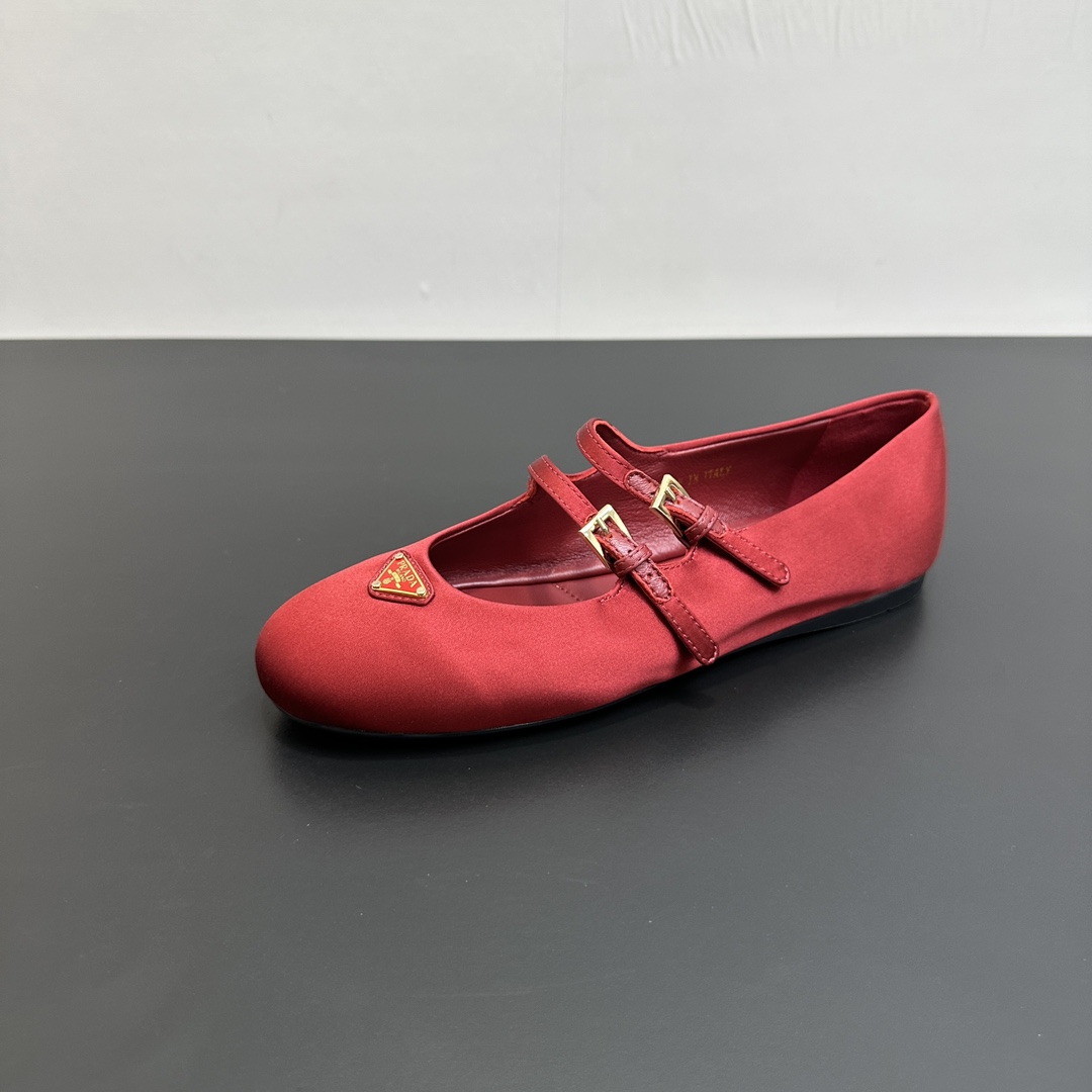 NO:464208,25Ss early spring new rada Prada Silk Mary Jane Ballet Flat Shoes This ballet flat shoes are made of tapered silhouette, with double buckles on the instep adding a touch of elegance and beauty. They are designed with round toe, paired with rubber sole, and are decorated with a triangular metal logo of enamel to highlight classic lines and exquisite and elegant details. The upper is original silk cloth, inner footbed sheepskin, heel high flat sole, original rubber outsole, size 35-39 (40.41 custom made without return), ballet shoes Mary Jane, prada, prada, mary jane, flats, sheepskin, real silk1986090925Ss早春新款rada普拉达真丝玛丽珍芭蕾舞平底单鞋 这款芭蕾平底鞋采用锥形廓形,脚背双扣带平添一抹精致,彰显优雅柔美魅力.采用圆头设计,搭配橡胶鞋底,且饰有涂珐琅三角形金属徽标,彰显经典线条和精致优雅细节. 鞋面原版真丝布 内里垫脚羊皮 跟高平底 鞋底原版橡胶大底 码数35-39（40.41定做不退换）,芭蕾舞鞋玛丽珍,prada,prada,mary jane,flats,sheepskin,real silk,Women's Shoes