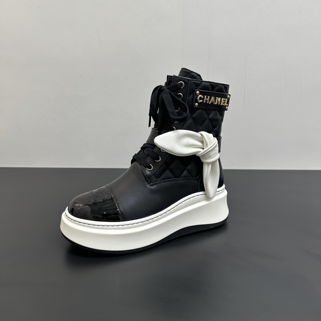 NO:464150,CHANEL 2025s Autumn and Winter Series Thick-soled Bow Bunny Ears High Boots Long Boots Short Boots, High Tube and Short Simplicity are made of imported cowhide, with an external height of 5cm, which makes the legs look longer. The boots are made of Chanel's classic diamond pattern, plus a small bag that can be opened to fit small things. Xiao Meimei especially likes it. This is a popular style created by Chanel this fall and winter. With the traditional inner zipper, it is easy to wear and is super comfortable. This autumn and winter must-have. Upper material imported cowhide with diamond microfiber, washing denim, consistently authentic. The original Italian TPU foamed sole size: 35-39 (40 custom made without return or replacement), boots, chanel, chanel, boots, cowhide19860909CHANEL 2025s秋冬系列厚底蝴蝶结兔耳朵高靴长靴短靴,高筒和矮简两款分别用进囗牛皮打造,外增高度5cm超显腿长, 靴简沿用了香奈儿的经典菱格纹,加上可打开装小东西的小包包,小美美特别喜欢,这是香奈儿今年秋冬打造的爆款,加上传统内侧拉链,容易上脚,超级舒服,今年秋冬必备款  鞋面材质进囗牛皮配菱格超纤,水洗牛仔布 一致正品 大底原版意大利TPU发泡大底 码数:35-39 (40定做不退不换),靴子,chanel,chanel,boots,cowhide,Women's Shoes