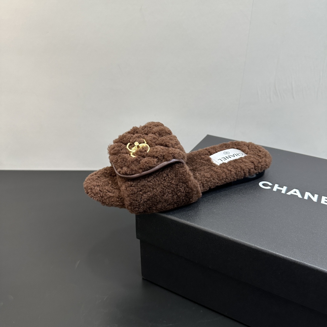 NO:464134,Chanel Xiaoxiangfeng Chanel New autumn and winter lazy sheep real wool lazy slippers Diamond electric embroidered small wool drag fabric: Australian imported lamb wool Inner: Australian imported lamb wool Outsole Original leather outsole Size 35-39 (40.41 Custom made), fur shoes slippers, chanel, chanel, slippers, Leather soles19860909Chanel小香风香奈儿 新款秋冬懒羊羊真羊毛懒人拖鞋 菱格电绣小香毛拖 面料: 澳洲进口羊羔毛 內里: 澳洲进口羊羔毛 大底原版真皮大底 码数35-39（40.41 定做）,毛毛鞋拖鞋,chanel,chanel,slippers,Leather soles,Women's Shoes