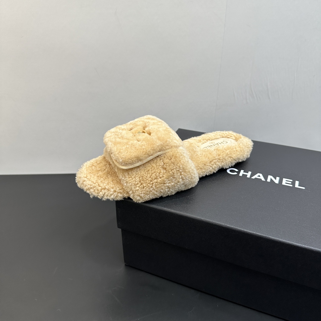 NO:464139,Chanel Xiaoxiangfeng Chanel New autumn and winter lazy sheep real wool lazy lid slippers Small fragrant wool drag fabric: Australian imported lamb wool Lid: Australian imported lamb wool, outsole rubber sole, size 35-39 (40.41 customized), fur shoes slippers, chanel, chanel, slippers19860909Chanel小香风香奈儿 新款秋冬懒羊羊真羊毛懒人盖子拖鞋 小香毛拖 面料: 澳洲进口羊羔毛 內里: 澳洲进口羊羔毛 大底橡胶底 码数35-39（40.41 定做）,毛毛鞋拖鞋,chanel,chanel,slippers,Women's Shoes