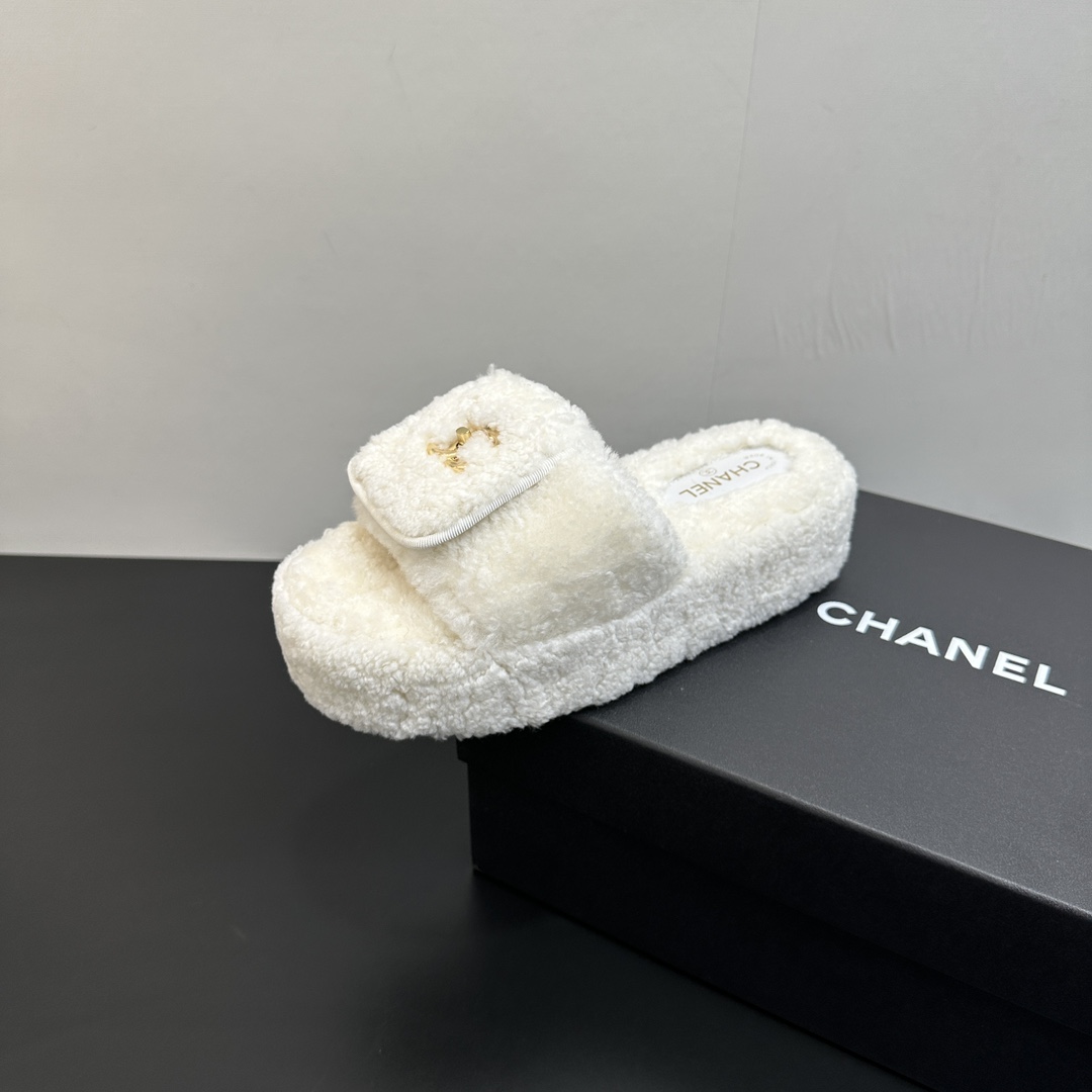 NO:464144,Chanel Xiaoxiangfeng Chanel New autumn and winter lazy sheep real wool lazy lid slippers Small scented diamond-shaped thick-soled wool drag fabric: Australian imported lamb wool Inner: Australian imported lamb wool outsole rubber sole Size 35-39 (40.41 customized), fur shoes slippers, chanel, chanel, slippers19860909Chanel小香风香奈儿 新款秋冬懒羊羊真羊毛懒人盖子拖鞋 小香菱格厚底毛拖 面料: 澳洲进口羊羔毛 內里: 澳洲进口羊羔毛 大底橡胶底 码数35-39（40.41 定做）,毛毛鞋拖鞋,chanel,chanel,slippers,Women's Shoes