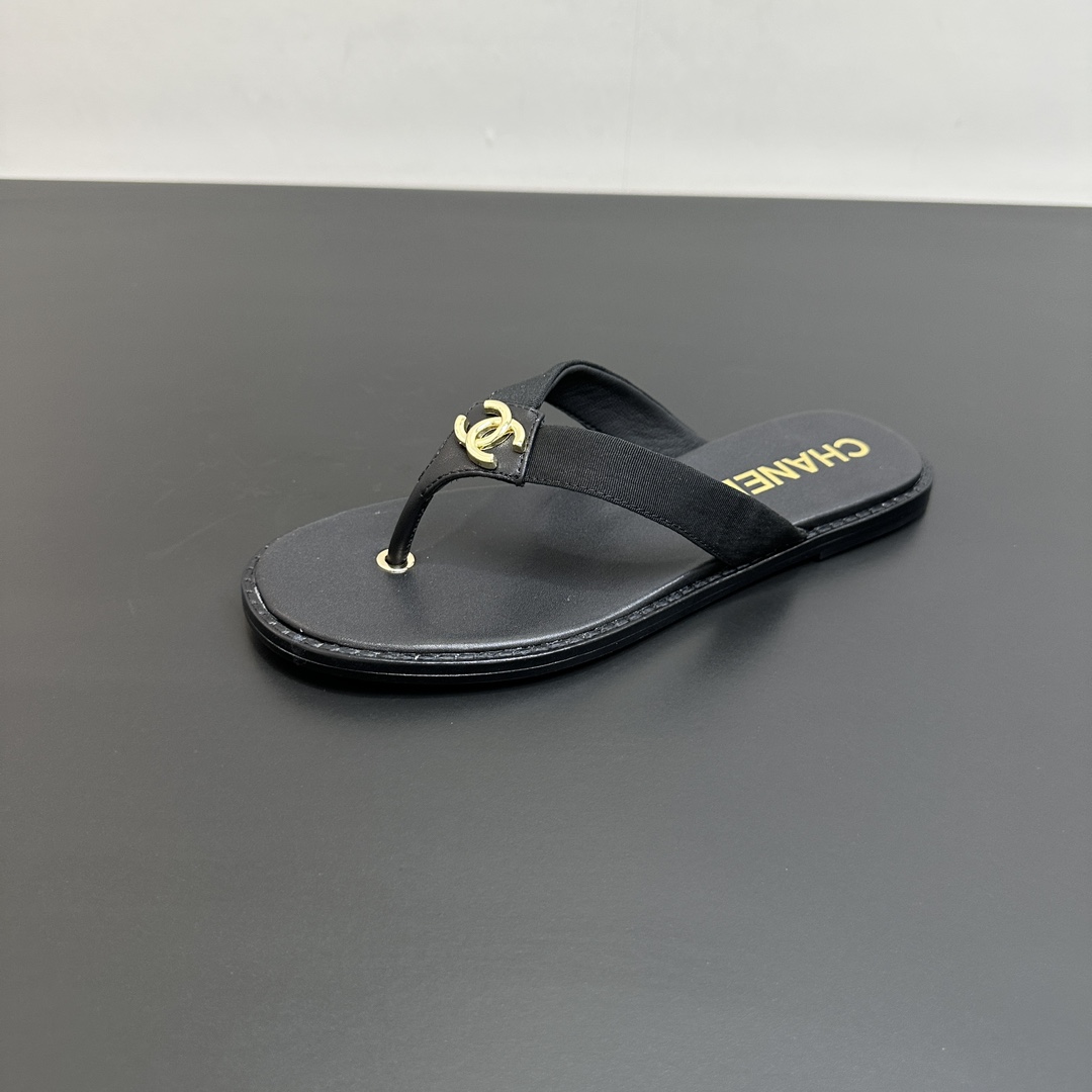 NO:464128,CHANEL Chanel Xiaoxiang's most popular flip flopspin toe slippers. The counter is simply grabbing. Popular photos on major social platforms. This episode's catwalk style is definitely too handsome, and it is definitely the hottest style of this season. The counter fairies are really too aware of the goods. They don't get stuck or scratch their feet. The texture is very soft and comfortable. Super versatile. 1 fabric: cloth surface 2 linings: environmentally friendly imported sheepskin linings 3 big soles: genuine leather soles 4 sizes 35-40 (40 41 custom made), split-toe shoes, chanel, chanel, slippers, sheepskin19860909CHANEL香奈儿小香最火人字拖鞋夹趾拖 专柜简直疯抢了,各大社交平台热门晒图,这期的走秀款绝对太帅了,绝对是这一季最热门的款式,专柜仙女们真的太识货了,不卡脚也不会磨脚,质感上脚是非常柔软舒服的.超级百搭. 1面料:布面 2内里:环保进口羊皮内里 3大底:真皮底 4码数35-40（40 41定做）,分趾鞋,chanel,chanel,slippers,sheepskin,Women's Shoes