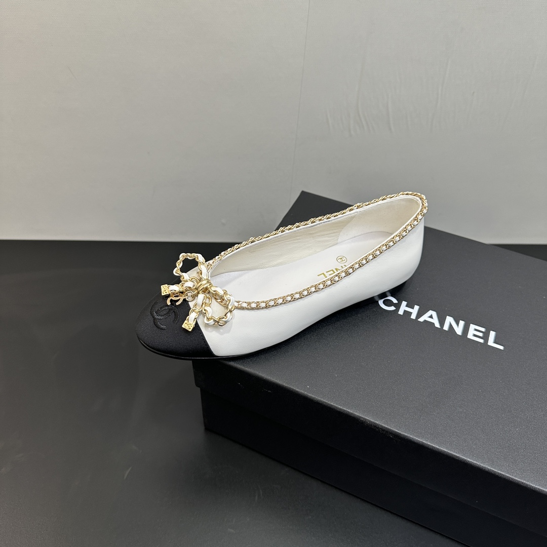 NO:481944,New Chanel 25B Little Fragrance Chain Bow Ballet Shoes Double C Flat Shoes A magical shoe full of fragrance. This year's popular bow decoration is matched with classic leather chain elements, high-end ladylike temperament. There are thousands of shoes. For office workers, comfort and versatility are the most important. Upper sheepskin splicing, inner foot pad sheepskin sole Italian leather outsole Heel high flat heel 1.5cm Size 35-39 (40.41 custom made without return), single shoes, chanel, chanel, chanel, sheepskin, Leather soles19860909早秋新款Chanel 香奈儿25B 小香链条蝴蝶结芭蕾舞鞋双c平底单鞋 一款充满香家气息的神鞋,今年爆火的蝴蝶结装饰搭配经典穿皮链条元素,高级的淑女气质 鞋子千千万,对于上班族来说,舒适和百搭最重要. 鞋面羊皮拼接 内里垫脚羊皮 鞋底意大利真皮大底 跟高平跟1.5cm 码数35-39（40.41定做不退换）,单鞋,chanel,chanel,chanel,sheepskin,Leather soles,Women's Shoes