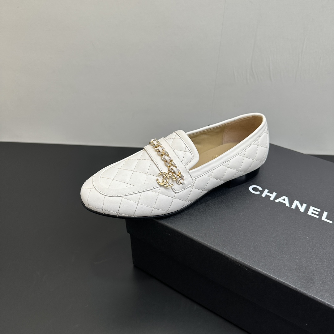NO:481919,The new Chanel Chanel small fragrance diamond jewelry chain electric embroidered diamond loafer shoes for spring 2025 can be worn all year round. No matter when you take it out, it is very high-end and attractive. Shopping and attracting attention!  Easy to wander in commuting and leisure occasions, be a casual and fashionable and elegant woman~ Upper sheepskin inner lambskin sole Italian leather outsole size 35-39 (40/41 custom made without return or exchange), loafers, chanel, chanel, loafers, sheepskin, Leather soles198609092025春季新款Chanel香奈儿小香钻饰链条电绣菱格乐福鞋单鞋,一年四季皆可穿 不管什么时候拿出来搭配都贼高级耐看 逛街压马路赚足眼球！轻松游走于通勤和休闲场合 做个漫不经心的时髦优雅女子～ 鞋面羊皮 内里小羊皮 鞋底意大利真皮大底 码数35-39（40/41定制不退换）,乐福鞋,chanel,chanel,loafers,sheepskin,Leather soles,Women's Shoes