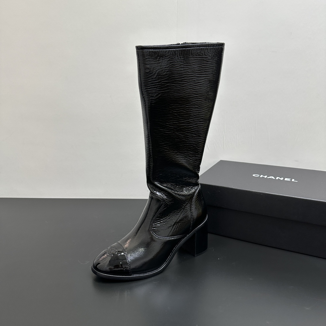 NO:481943,CHANEL/Chanel 2025 Leg Slimming Artifact to Rod~High Heel Long Boots Long Boots, Super Single Style. This long boots still use Chanel's classic splicing style. The only breakthrough is that in the selection of materials, the elastic cow patent leather design is used, so that the entire line proportion is completely stretched, and the foot is turned into a very good figure in seconds. The elastic effect is adapted to any foot-shaped feeling. The traditional high boots look so bloated. Whether it is the style or the needs of the public, they are unique, both beautiful and practical, and should be a must-have item for travel. Fabric imported environmentally friendly elastic cow patent leather foot pad/inner sheepskin inner lining, large sole genuine leather sole size 35-39 (40.41 fixed), boots, chanel, chanel, boots, sheepskin19860909CHANEL/香奈儿2025瘦腿神器来垄～高跟长筒弹力靴长靴高靴,超级爆单款, 此款长筒靴,还是运用香奈儿的经典拼接风格,唯一突破的地方,就是在选材上,采用了弹力牛漆皮设计,使得整个线条比例完全拉伸,上脚秒变身材超好的小仙女,弹力效果,适应任何脚型脚感,而传统的高筒靴就显得有那么的臃肿,无论款型设计,还是大众之需,都做到了独一无二,既好看又实用,应该作为出行的必备佳品. 面料进口环保弹力牛漆皮 垫脚/内里羊皮内里 大底真皮底 尺码35-39（40.41定）,靴子,chanel,chanel,boots,sheepskin,Women's Shoes