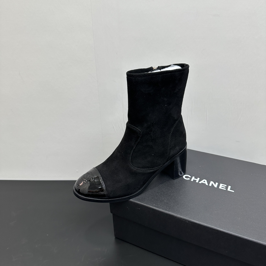 NO:481901,CHANEL/Chanel 2025 Leg Slimming Artifact to Rod~High Heel Short Elastic Boots Long Boots Short Boots, Super Single Style. This long boots still use Chanel's classic splicing style. The only breakthrough is that in the selection of materials, the elastic cow patent leather design is used, so that the entire line proportion is completely stretched, and the foot is turned into a very good figure in seconds. The elastic effect is adapted to any foot-shaped feeling. The traditional high boots look so bloated. Whether it is the style or the needs of the public, they are unique, both beautiful and practical, and should be a must-have item for travel. Fabric imported environmentally friendly elastic cow patent leather foot pad/inner sheepskin inner lining, large sole genuine leather sole size 35-39 (40.41 fixed), boots, chanel, chanel, boots, sheepskin19860909CHANEL/香奈儿2025瘦腿神器来垄～高跟短筒弹力靴长靴短靴,超级爆单款, 此款长筒靴,还是运用香奈儿的经典拼接风格,唯一突破的地方,就是在选材上,采用了弹力牛漆皮设计,使得整个线条比例完全拉伸,上脚秒变身材超好的小仙女,弹力效果,适应任何脚型脚感,而传统的高筒靴就显得有那么的臃肿,无论款型设计,还是大众之需,都做到了独一无二,既好看又实用,应该作为出行的必备佳品. 面料进口环保弹力牛漆皮 垫脚/内里羊皮内里 大底真皮底 尺码35-39（40.41定）,靴子,chanel,chanel,boots,sheepskin,Women's Shoes