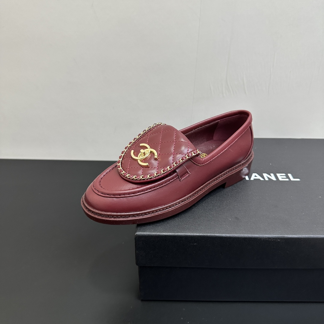 NO:481931,CHANEL Chanel Xiaoxiang Classic Flip Chain Double C School Bag Buckle Loafers This pair of loafers is undoubtedly a perfect fusion of elegance and modernity. The iconic double C School Bag Buckle with the chain is the finishing touch. The round metal buckle is exquisite and retro, which creates the playfulness and elegance of the academy style. The upper is made of original custom cowhide. The inner foot pads are all silk sheepskin. Italian imported leather outsole size35-39 (customized by 40/41), loafers, chanel, chanel, loafers, cowhide, sheepskin, Leather soles19860909CHANEL香奈儿小香经典翻盖链条双C书包扣乐福鞋 这双乐福鞋无疑是优雅与摩登的完美融合. 标志性的双C书包扣搭配链条 是点睛之笔. 圆润金属扣精致复古 碰撞出学院风的俏皮与优雅 鞋面采用原版定制牛皮 内里垫脚均为丝绸羊皮 意大利进口真皮大底 size35-39（40/41定制）,乐福鞋,chanel,chanel,loafers,cowhide,sheepskin,Leather soles,Women's Shoes