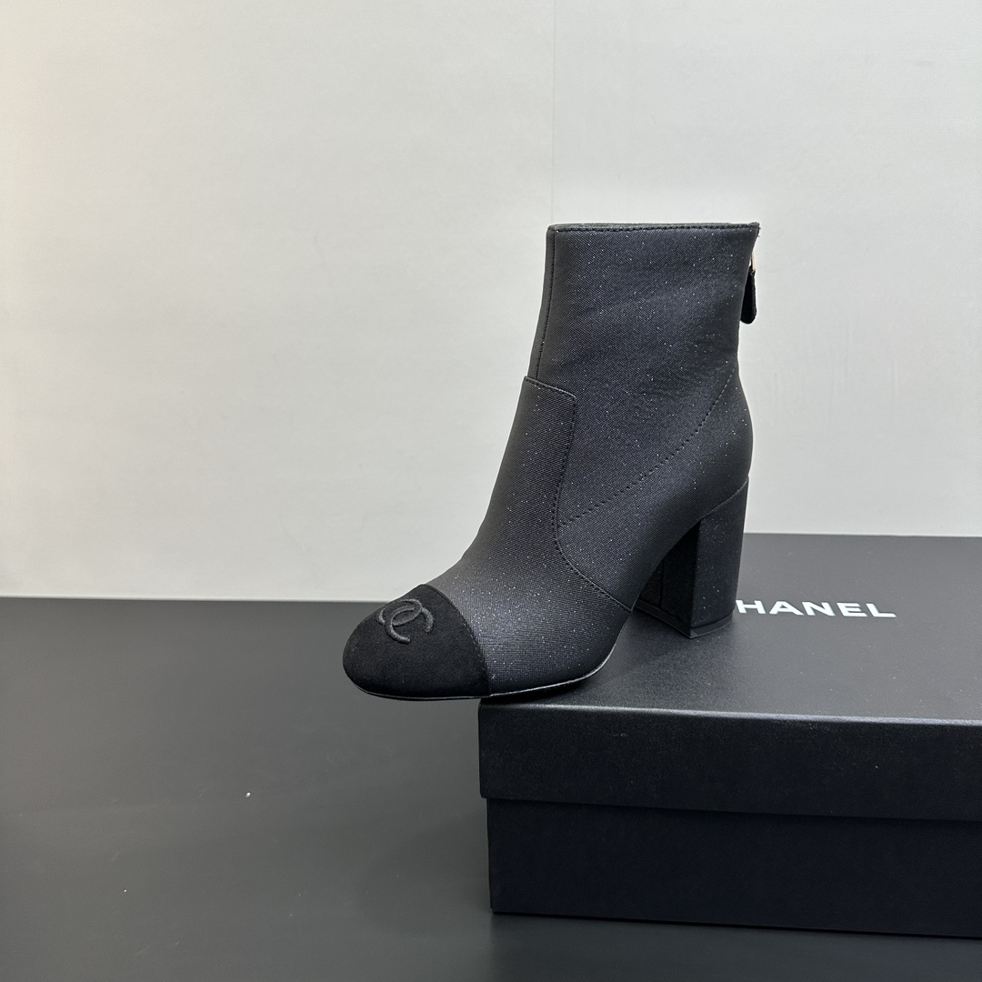 NO:481918,CHANEL Chanel classic color-blocking thick heel zippered boots This pair of boots cleverly combines the brand's iconic elements, breaking the convention with a bold and harmonious color-blocking design. The exquisite double C at the heel is low-key and luxurious, demonstrating the brand's heritage. Whether it is matched with a simple dress to show elegance or a combination with personalized jeans to create a casual and fashionable style, it can be easily controlled and injected into the overall look with high-end fashion. The fabric is made of original custom material, and the inner foot pads are all sheepskin. Italian imported leather soles size35-39 (customized by 40/41), boots, chanel, chanel, boots, skirts, jeans, sheepskin, Leather soles19860909CHANEL香奈儿小香经典拼色粗跟后拉链短靴 这双靴子巧妙融合品牌标志性元素 以大胆而和谐的拼色设计打破常规 鞋跟处精致的双C 低调奢华 彰显品牌底蕴 . 无论是搭配简约连衣裙展现优雅气质 还是与个性牛仔裤组合打造休闲时尚风 它都能轻松驾驭 为整体造型注入高级时尚感. 面料采用原版定制材质 内里垫脚均为羊皮 意大利进口真皮大底 size35-39（40/41定制）,靴子,chanel,chanel,boots,skirts,jeans,sheepskin,Leather soles,Women's Shoes