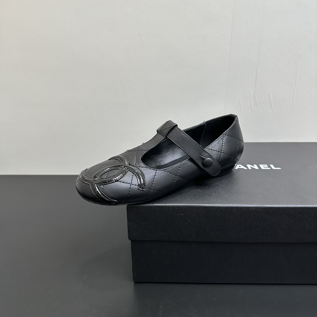 NO:481885,CHANEL Chanel Xiaoxiang classic big pair C medieval T-string ballet single shoes Mary Jane shoes, its design is very recognizable. The large pair of CT straps are the finishing touch, highlighting the classic and nobleness. The smooth lines extend from the toe to the shoe body to outline the elegant outline, making people sink into its charm at a glance. Fabric lambskin inner sheepskin original open mold custom anti-slip sole size35-39 (customized by 40/41), ballet shoes, chanel, chanel, mary jane, sheepskin19860909CHANEL香奈儿小香经典大双C中古T字带芭蕾舞单鞋玛丽珍鞋,它的设计极具辨识度 大双CT字带是点睛之笔 彰显着的经典与高贵 流畅的线条从鞋头延伸至鞋身 勾勒出优雅的轮廓 让人一眼就沉沦在它的魅力之中. 面料小羊皮 内里羊皮 原版开模定制防滑大底 size35-39（40/41定制）,芭蕾舞鞋,chanel,chanel,mary jane,sheepskin,Women's Shoes