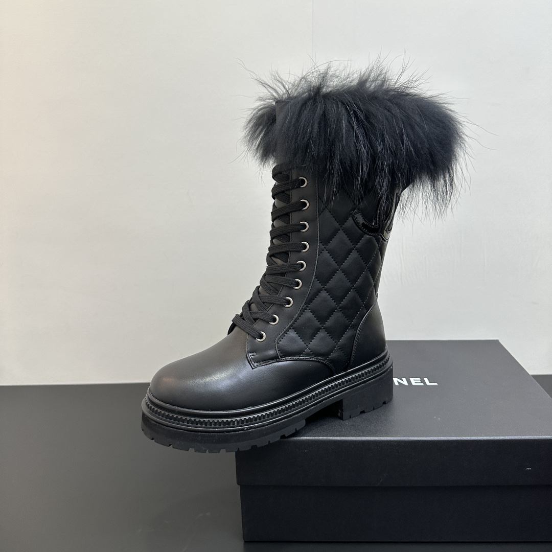 NO:496592,CHANEL Chanel 25ss classic lace-up short boots mid-tube boots, cool and unique style on the feet, and also makes your legs look long. The upper is made of sheepskin with the rooster rabbit fur mouth, the inner part is warm velvet, original mold open sole, heel height 3cm Size35-39 (customized for 40/41, no return or replacement), boots, chanel, chanel, boots, sheepskin19860909CHANEL香奈儿小香25ss经典系带毛里短靴中筒靴 上脚酷酷的特有范儿 还特显腿长哦 鞋面采用羊皮搭配獭兔毛毛口 内里采用保暖绒里 原版开模大底 跟高3cm Size35-39（40/41定制不退不换）,靴子,chanel,chanel,boots,sheepskin,Women's Shoes