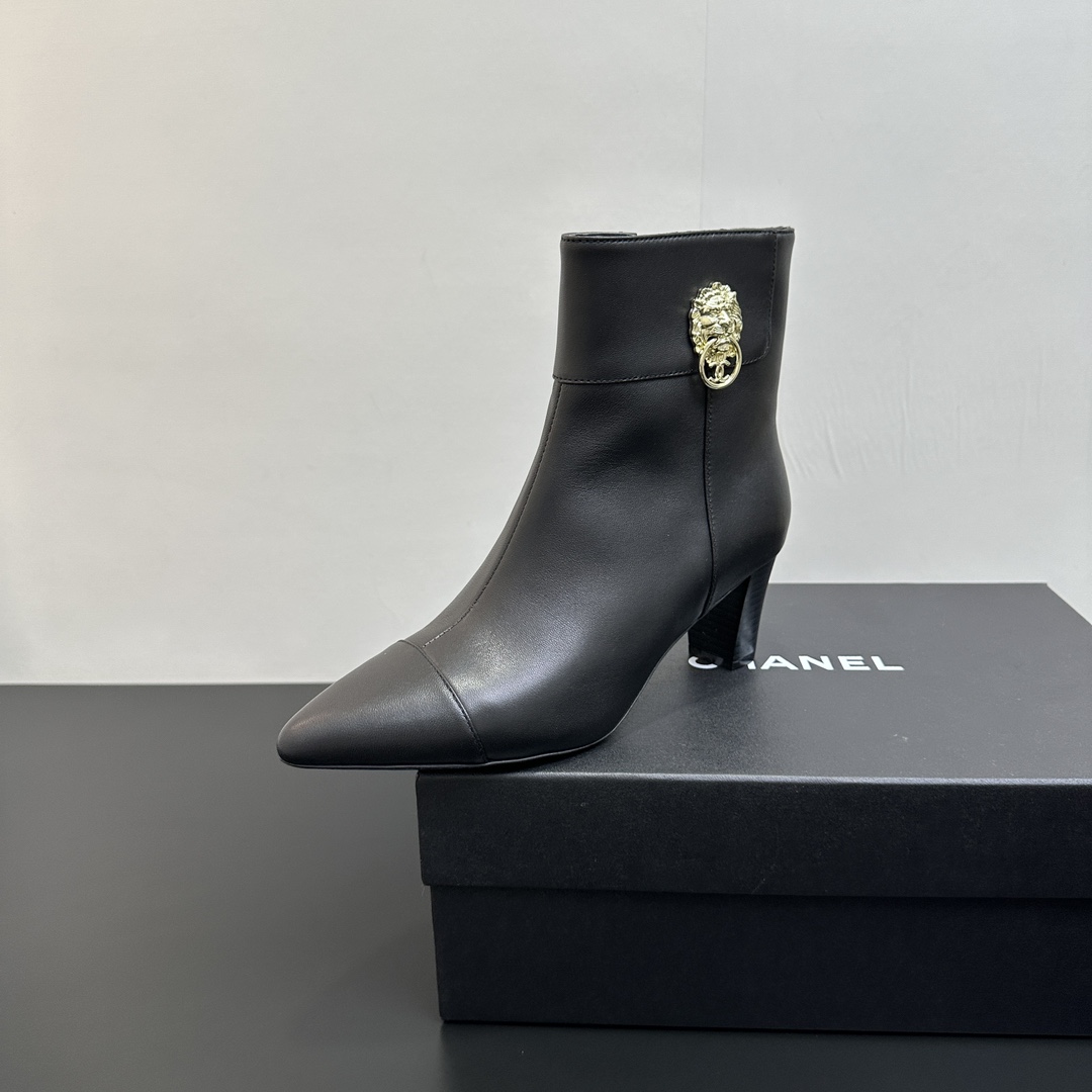 NO:482437,CHANEL | Chanel Xiaoxiang — 2025 latest thick heel pointed toe side zipper boots series, sweet or salty, the most outstanding in the fashion circle. The matching will interpret the meticulous, minimalist, and never faded classic elements. Showing the unique style of dressing is so beautiful that it is speechless. Must-in-class style... Upper sheepskin inner sheepskin outsole genuine leather sole Shoe size: 35-41 (40, 41 custom-made, non-return and exchange), boots, chanel, chanel, boots, sheepskin19860909CHANEL| 香奈儿小香 —2025最新款粗跟尖头侧拉链短靴系列,可甜可盐 时尚圈的绝绝子 搭配将演绎着细致 极简 永不褪去的经典元素 展现与众不同的穿搭风格美到无话可说 秋冬必入款…… 鞋面羊皮 内里羊皮 大底真皮底 鞋码: 35-41（40、41定制不退换）,靴子,chanel,chanel,boots,sheepskin,Women's Shoes