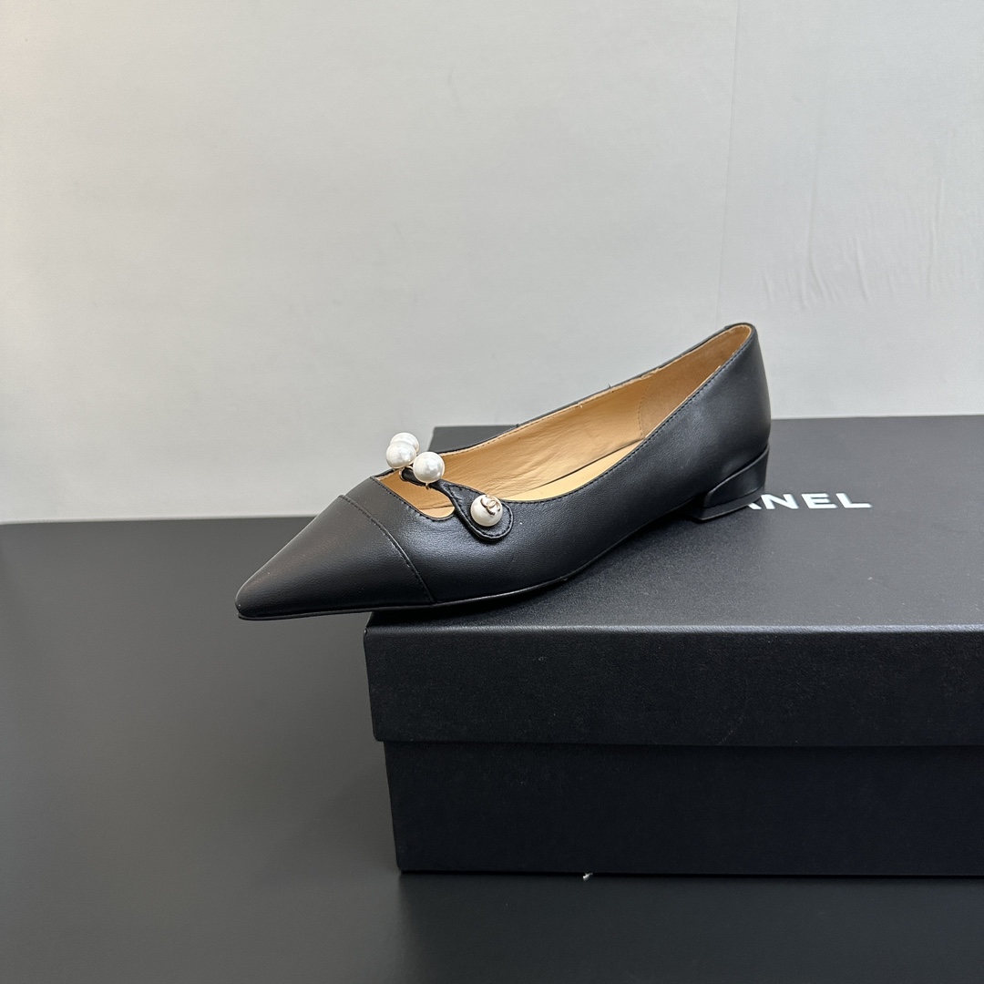 NO:496596,CHANEL Xiaoxiang 25s The latest pearl Mary Jade shoes are new, completely original one-to-one replica, super positive style, latest fashionable design, pointed toe splicing shoes that are popular all over the Internet, the feet are cool and fashionable, the unique design is the most eye-catching, and the legs are also very good to modify the legs to make you look slim. The upper material is made of original one-to-one custom sheepskin, inner material is sheepskin, and leather big sole!  Size 35-40 40 41 Customized, single shoes, chanel, chanel, mary jane, sheepskin, Leather soles19860909CHANEL香奈儿小香25s 最新珍珠玛丽珍鞋上新 完全原版一比一复刻打造 版型超级正 最新时尚的设计 火遍全网的尖头拼接单鞋,上脚又酷又时髦 独特设计最为抢眼吸晴 上脚还很好的修饰腿型显瘦 鞋面材质采用原版一比一定制羊皮 内里材质羊皮 真皮大底！ 尺码35-40 40 41定制,单鞋,chanel,chanel,mary jane,sheepskin,Leather soles,Women's Shoes