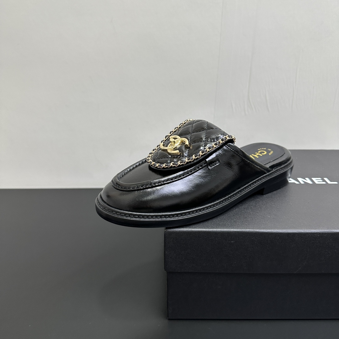 NO:496628,CHANEL Chanel Xiaoxiang classic flip chain double C school bag buckle semi-slippers This pair of loafers is undoubtedly a perfect blend of elegance and modernity. The iconic double C school bag buckle with chain is the finishing touch. The round metal buckle is exquisite and retro, which cowhides the academy style playfulness and elegance, cowhides, sheepskin, Italian imported leather outsole size35-39 (customized on 40/41), semi-trails, chanel, chanel, loafers, slippers, cowhide, sheepskin, Leather soles19860909CHANEL香奈儿小香经典翻盖链条双C 书包扣半拖拖鞋 这双乐福鞋无疑是优雅与摩登的完美融合. 标志性的双C书包扣搭配链条 是点睛之笔. 圆润金属扣精致复古 碰撞出学院风的俏皮与优雅, 鞋面牛皮 内里羊皮 意大利进口真皮大底 size35-39（40/41定制）,半拖,chanel,chanel,loafers,slippers,cowhide,sheepskin,Leather soles,Women's Shoes