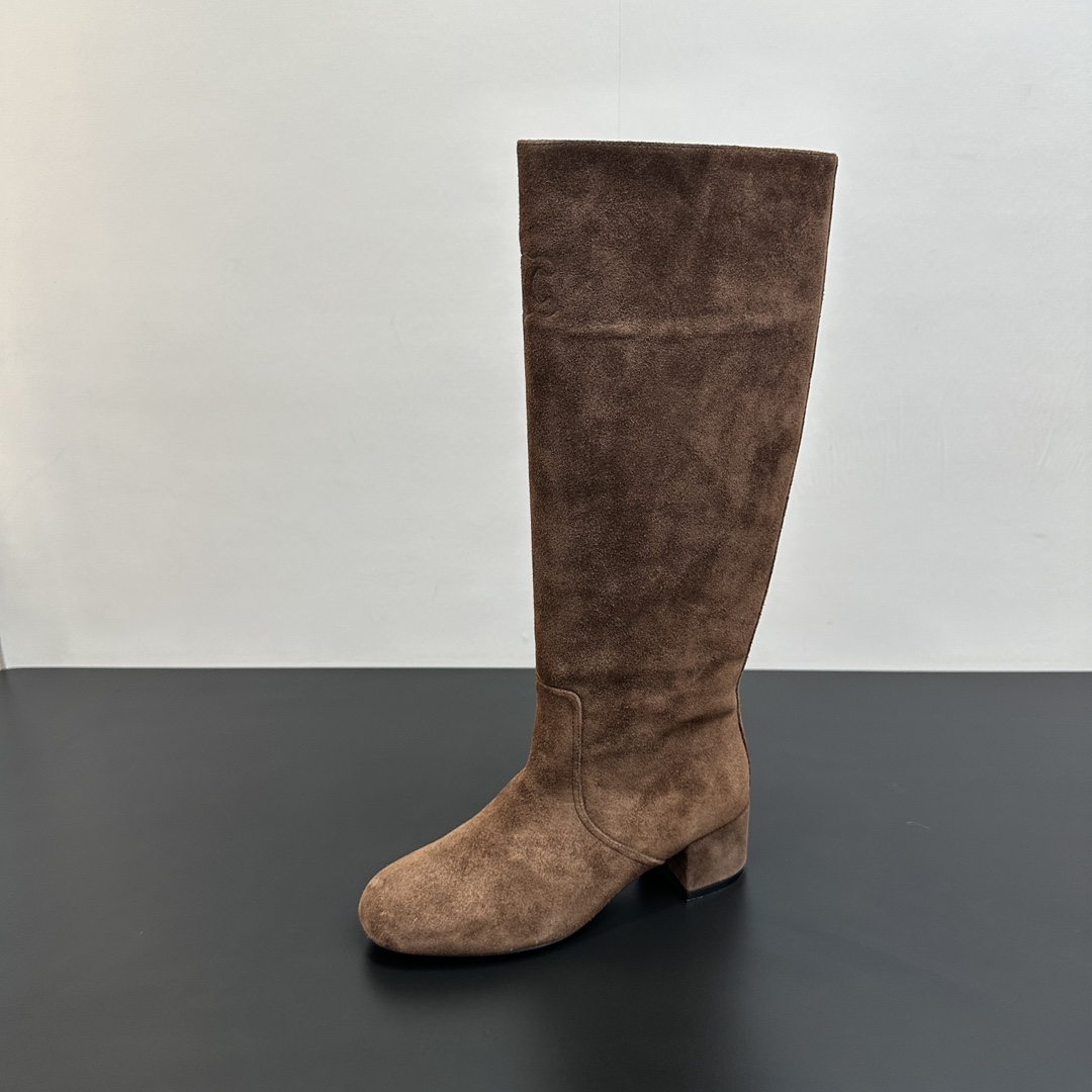 NO:496594,Celine's latest retro Arc de Triomphe with thick heels and high boots with one foot. There are so many celebrity fashion bloggers planting grass. There are really many beautiful styles in this season. For example, these long boots are very Maillard-style. The most popular fabric heel shoe style at the moment. The simple Arc de Triomphe logo design is not picky at all. It turns into a long legs in seconds when you put your feet on, which is super slim and versatile!  It's absolutely amazing. High mercerized cowhirl leather imported on the upper, imported cowhide inside, 5.5CM heel height, Italian leather sole Size35-40 (customized for 40), boots, celine, celine, boots, cowhide, Leather soles19860909Celine思琳赛琳秋冬最新款复古凯旋门粗跟一脚蹬高靴长靴 超多明星时尚博主种草 思琳这一季好看的款式真的是很多 比如这长靴就很美拉德风 当下最流行的面料跟鞋型 简约的凯旋门logo设计 完全不挑腿型 上脚秒变大长腿,超级显瘦又百搭！简直绝绝子了 鞋面进口高丝光牛皮 内里进口牛皮里 跟高5.5CM 意大利真皮大底 Size35-40（40定做）,靴子,celine,celine,boots,cowhide,Leather soles,Women's Shoes