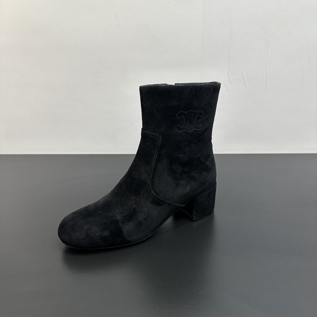 NO:496598,Celine's latest retro Arc de Triomphe thick heel zipper boots in autumn and winter. Many celebrity fashion bloggers plant grass. There are really many good-looking styles in this season. For example, these long boots are very Maillard-style. The most popular fabric heel shoe style at the moment. The simple Arc de Triomphe logo design is not picky at all. It turns into a long legs in seconds when you put your feet on, which is super slim and versatile!  It's absolutely amazing. High mercerized cowhirl leather imported on the upper, imported cowhide inside, 5.5CM heel height, Italian leather sole Size35-40 (customized for 40), boots, celine, celine, boots, cowhide, Leather soles19860909Celine思琳赛琳秋冬最新款复古凯旋门粗跟内拉链短靴 超多明星时尚博主种草 思琳这一季好看的款式真的是很多 比如这长靴就很美拉德风 当下最流行的面料跟鞋型 简约的凯旋门logo设计 完全不挑腿型 上脚秒变大长腿,超级显瘦又百搭！简直绝绝子了 鞋面进口高丝光牛皮 内里进口牛皮里 跟高5.5CM 意大利真皮大底 Size35-40（40定做）,靴子,celine,celine,boots,cowhide,Leather soles,Women's Shoes