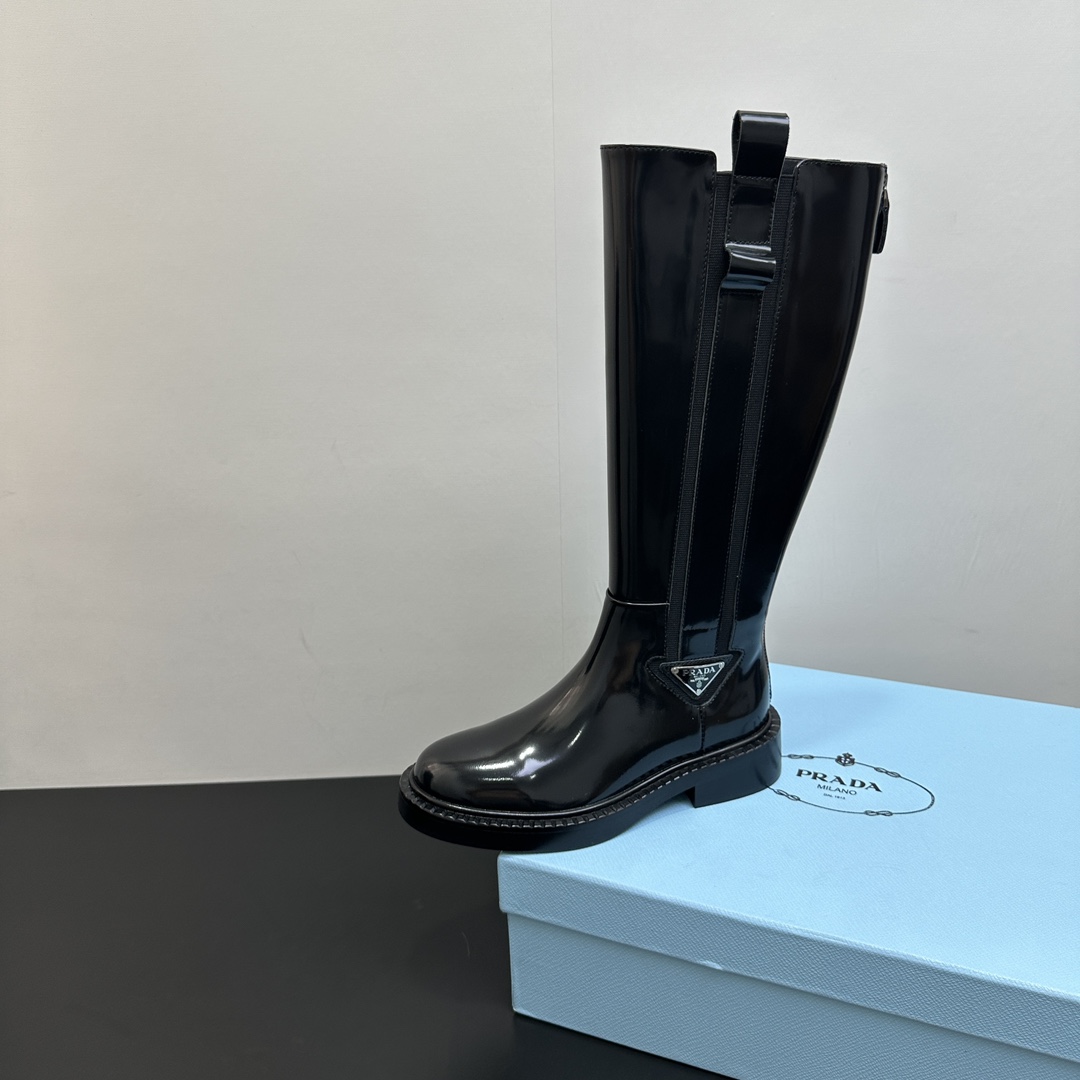 NO:496613,PRADA | Prada autumn and winter new triangular heel rear zipper long boots high boots. The fabric is imported cowhide or open beads, high-end fixed-dye sheepskin inner lining, combined sole. Heel height 3cm. The cylinder height 35cm. The highest circumference is 35cm. Size35-41 (40 41 custom-made non-return and exchange), boots, prada, prada, boots, cowhide, sheepskin19860909PRADA｜普拉达秋冬新品三角标粗跟后拉链长靴高靴 面料采用进口牛皮或开边珠、高级定染羊皮内里、组合鞋底 跟高3cm 筒高35厘米,最高处围度35厘米 Size35-41（40 41定制不退换）,靴子,prada,prada,boots,cowhide,sheepskin,Women's Shoes