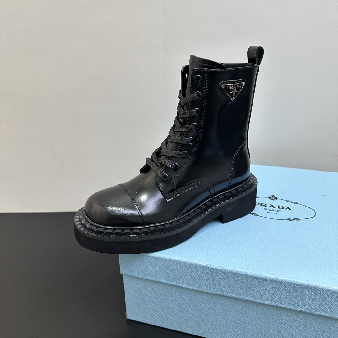 NO:496619,Prada Prada inverted triangle thick-soled lace-up boots are super good-looking, with legs slim. Material; elastic cow velvet cowhide, open edge beads, inner sheepskin, invincible legs showing long legs yards 35-39 40.41, boots, prada, prada, boots, cowhide, sheepskin19860909Prada普拉达倒三角标厚底系带短靴 超级好看,修腿显细. 材质；弹力牛绒 牛皮 开边珠 内里羊皮,无敌显腿长 码数35-39 40.41定,靴子,prada,prada,boots,cowhide,sheepskin,Women's Shoes