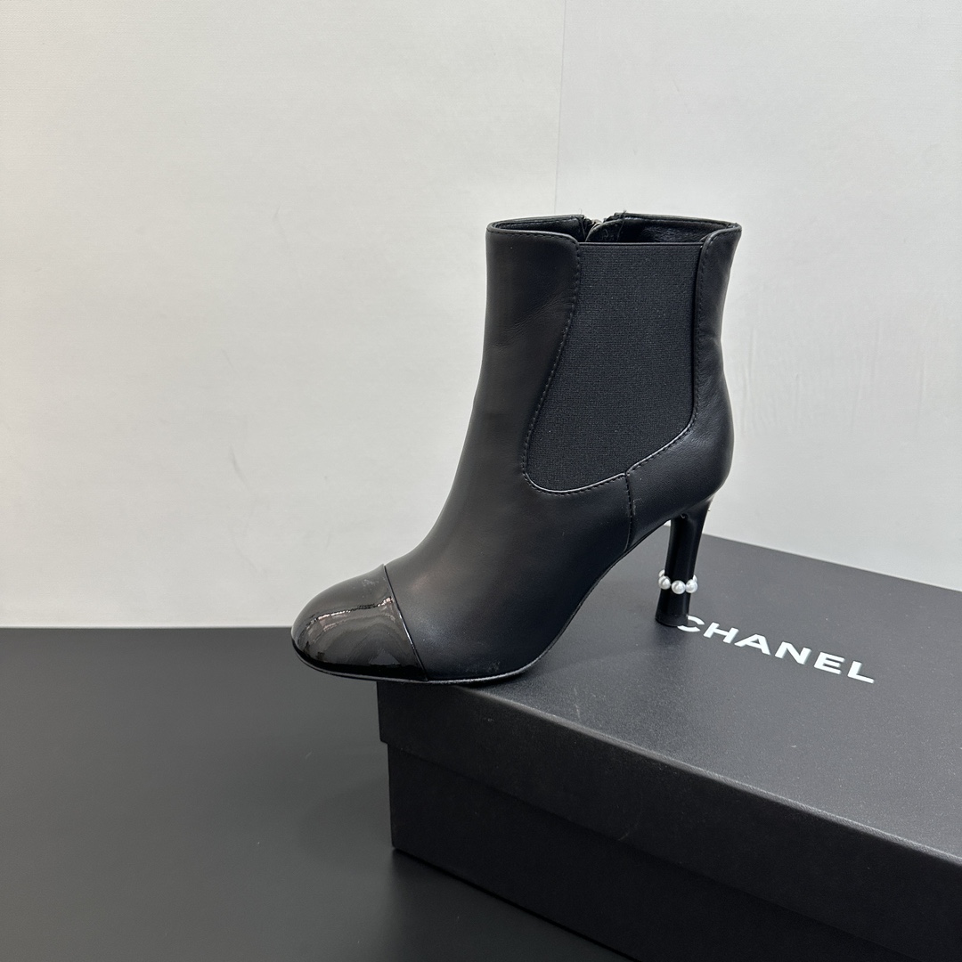 NO:496625,CHANEL Chanel's classic color-blocking pearl heel high heel elastic short boots Chelsea boots Classic color-blocking design neat and atmospheric just like Coco Chanel's persistent pursuit of simplicity and exquisiteness, easy to adapt to workplace formal wear, casual travel or dinner parties, styles are ever-changing and never limit. Fabric lambskin inner sheepskin leather sole size35-39 (customized on 40/41), boots, chanel, chanel, boots, sheepskin, Leather soles19860909CHANEL香奈儿小香经典拼色珍珠跟高跟松紧短靴切尔西靴 经典拼色设计 利落大气 恰似可可 香奈儿女士对简洁与精致的执着追求 轻松适配职场正装、休闲出游 或是晚宴派对 风格百变从不设限 . 面料小羊皮 内里羊皮 真皮大底 size35-39（40/41定制）,靴子,chanel,chanel,boots,sheepskin,Leather soles,Women's Shoes