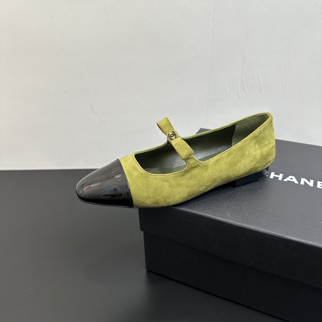 NO:496590,CHANEL small fragrance Chanel candy color bow single shoes spliced ​​with Mary Jane shoes perfectly blends classic elegance and fashion. The iconic color-blocking design, glossy patent leather and soft leather collision, retro and eye-catching. The small bow embellishment, plus the exquisite double C logo, the details show the luxurious texture. The design of the Mary Jane belt not only adds a playful feeling, but also fits the feet, showing the soft temperament of women while walking. Fabric matte sheepskin Yangjing Neli sheepskin genuine leather sole, 35-39 (40.41), single shoes, chanel, chanel, mary jane, sheepskin19860909CHANEL小香风香奈儿糖果色彩色蝴蝶结单鞋拼接玛丽珍鞋,将经典优雅与时尚完美融合.标志性的拼色设计,光泽漆皮与柔和皮质碰撞,复古又吸睛.小巧蝴蝶结点缀,加上精致双C标志,细节处尽显奢华质感. 玛丽珍带的设计,既增添俏皮感,又贴合脚部,行走间尽显女性的柔美气质  面料磨砂羊皮羊京 内里羊皮 真皮鞋底,35-39（40.41定）,单鞋,chanel,chanel,mary jane,sheepskin,sheep,Women's Shoes