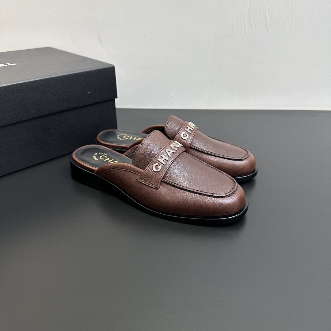 NO:496584,The new Chanel Chanel small-scented diamond-decorated letter button loafers and half-slippers in spring 2025 can be worn all year round. No matter when you take it out, it is so high-end and attractive. Shopping and attracting attention!  Easy to wander in commuting and casual occasions, be a casual and fashionable and elegant woman~ Cowhide upper, lambskin, sole, Italian leather outsole, size 35-39 (40/41 custom-made, non-return, exchange), loafers, chanel, chanel, loafers, slippers, cowhide, sheepskin, Leather soles198609092025春季新款Chanel香奈儿小香钻饰字母扣乐福鞋半拖鞋,一年四季皆可穿 不管什么时候拿出来搭配都贼高级耐看 逛街压马路赚足眼球！轻松游走于通勤和休闲场合 做个漫不经心的时髦优雅女子～ 鞋面牛皮 内里小羊皮 鞋底意大利真皮大底 码数35-39（40/41定制不退换）,乐福鞋半拖,chanel,chanel,loafers,slippers,cowhide,sheepskin,Leather soles,Women's Shoes