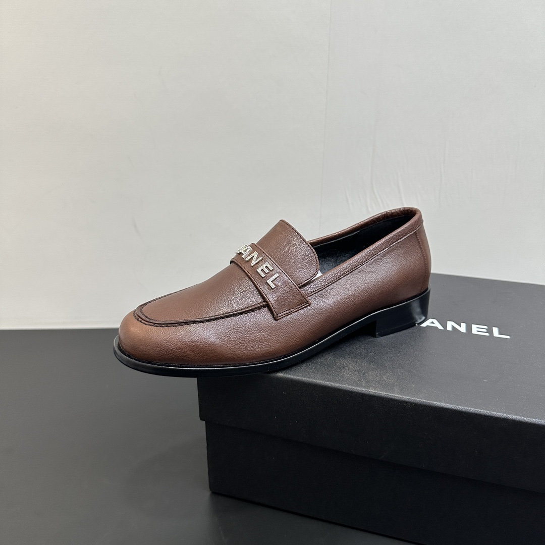 NO:496585,The new Chanel Chanel small-scented diamond-decorated letter-button loafers can be worn all year round. No matter when you take it out, it will be very high-end and attractive. Shopping and attracting attention!  Easy to wander in commuting and casual occasions, be a casual and fashionable and elegant woman~ Cowhide upper, lambskin, sole, Italian leather outsole, size 35-39 (40/41 custom-made, non-return, exchange), loafers, chanel, chanel, loafers, cowhide, sheepskin, Leather soles198609092025春季新款Chanel香奈儿小香钻饰字母扣乐福鞋,一年四季皆可穿 不管什么时候拿出来搭配都贼高级耐看 逛街压马路赚足眼球！轻松游走于通勤和休闲场合 做个漫不经心的时髦优雅女子～ 鞋面牛皮 内里小羊皮 鞋底意大利真皮大底 码数35-39（40/41定制不退换）,乐福鞋半拖,chanel,chanel,loafers,cowhide,sheepskin,Leather soles,Women's Shoes