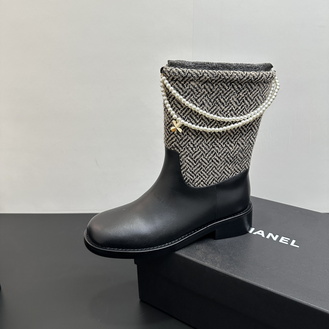 NO:496572,Chanel Chanel's new autumn and winter splicing chain boots top version The iconic double C elements are cleverly combined with the lucky four-leaf clover The design of the boots is simple and elegant. The fabric is made of cowhide with original cloth. The inner foot pads are all made of sheepskin. Imported genuine leather sole from Italy. The boots are 19cm high and 35cm bucket circumference. Size35-39 (customized on 40/41), boots, chanel, chanel, boots, cowhide, sheepskin, Leather soles19860909Chanel香奈儿新款秋冬拼接链条短靴 顶级版本 标志性的双C元素与幸运的四叶草巧妙结合 短靴的设计简洁大方 面料采用牛皮搭配原版布面 内里垫脚均为羊皮材质 意大利进口真皮大底 靴筒高19cm桶围35cm Size35-39（40/41定制）,靴子,chanel,chanel,boots,cowhide,sheepskin,Leather soles,Women's Shoes