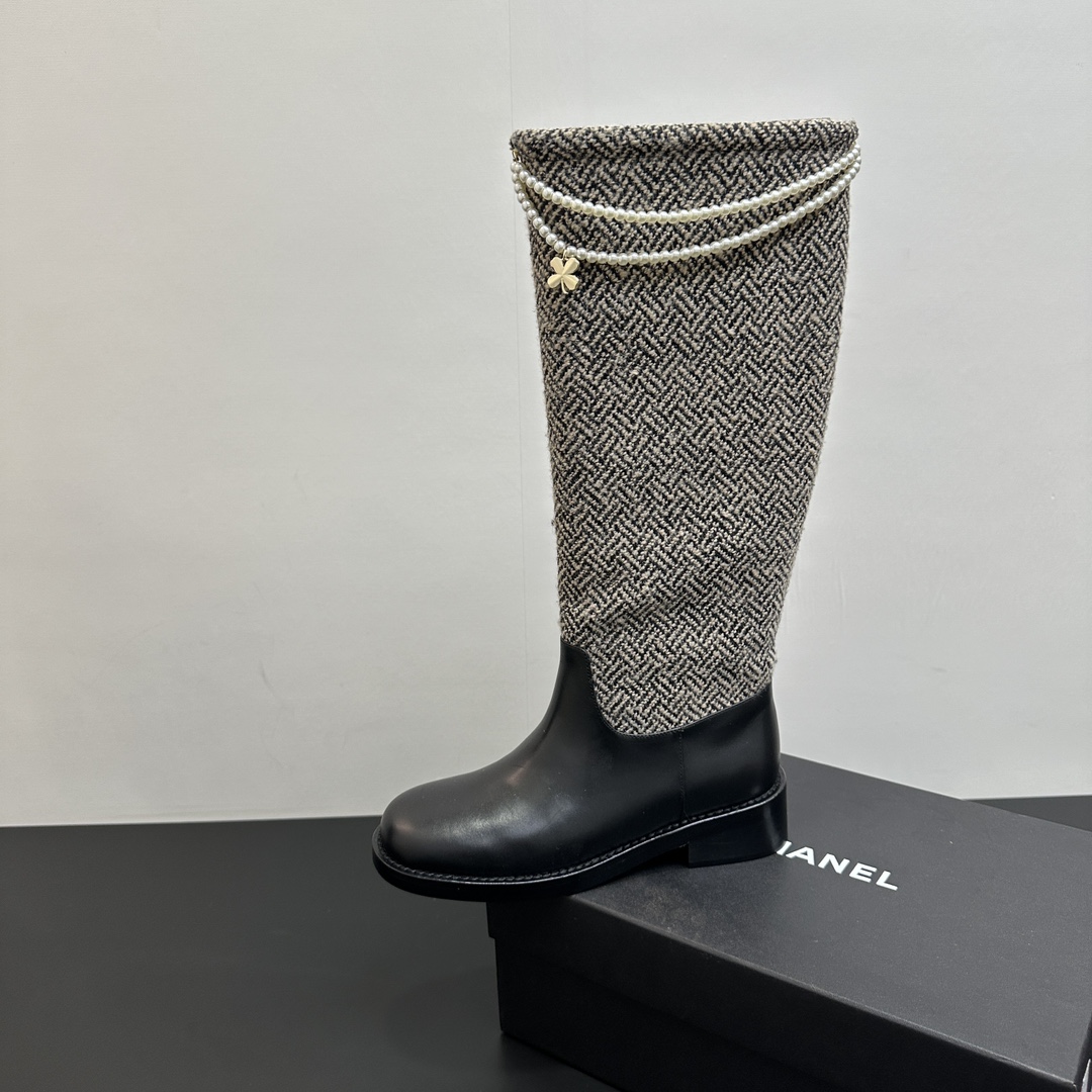 NO:496578,CHANEL 25B autumn and winter new four-leaf clover double C chain boots long boots and high boots. The iconic double C elements and lucky four-leaf clover are cleverly combined. The decoration of the chain adds a sense of casualness and unruly to the boots. When walking, the chain sways gently, exudes a unique charm. The short boots are simple and elegant. The right height of the boots can modify the ankle lines and show the elegance and ability of women. The long boots show the atmosphere and nobility. Not only keep warm, it is full of aura and easily becomes the focus of attention. Whether it is a casual and fashionable daily style with jeans or a dress, attending important occasions, the fabric is made of cowhide original fabric spliced ​​with cowhide, and the inner foot pads are made of sheepskin material. Imported leather sole from Italy. The boots are 36cm high and the barrel circumference is 37cm  size35-39 (customized on 40/41), boots, chanel, chanel, boots, skirts, jeans, cowhide, sheepskin, Leather soles19860909CHANEL香奈儿小香25B秋冬新品四叶草双C 链条靴子长靴高靴 标志性的双C元素与幸运的四叶草巧妙结合 链条的装饰为靴子增添了一份随性与不羁 在行走间 链条轻轻晃动 散发着独特的魅力. 短靴的设计简洁大方 恰到好处的靴筒高度 能够修饰脚踝线条 展现出女性的优雅与干练. 而长靴则尽显大气与高贵 不仅保暖 气场十足 轻松成为众人瞩目的焦点. 无论是搭配牛仔裤打造休闲时尚的日常造型 还是与连衣裙组合 出席重要场合 面料采用牛皮拼接原版布面 内里垫脚均为羊皮材质 意大利进口真皮大底 靴筒高36cm 筒围37cm size35-39（40/41定制）,靴子,chanel,chanel,boots,skirts,jeans,cowhide,sheepskin,Leather soles,Women's Shoes