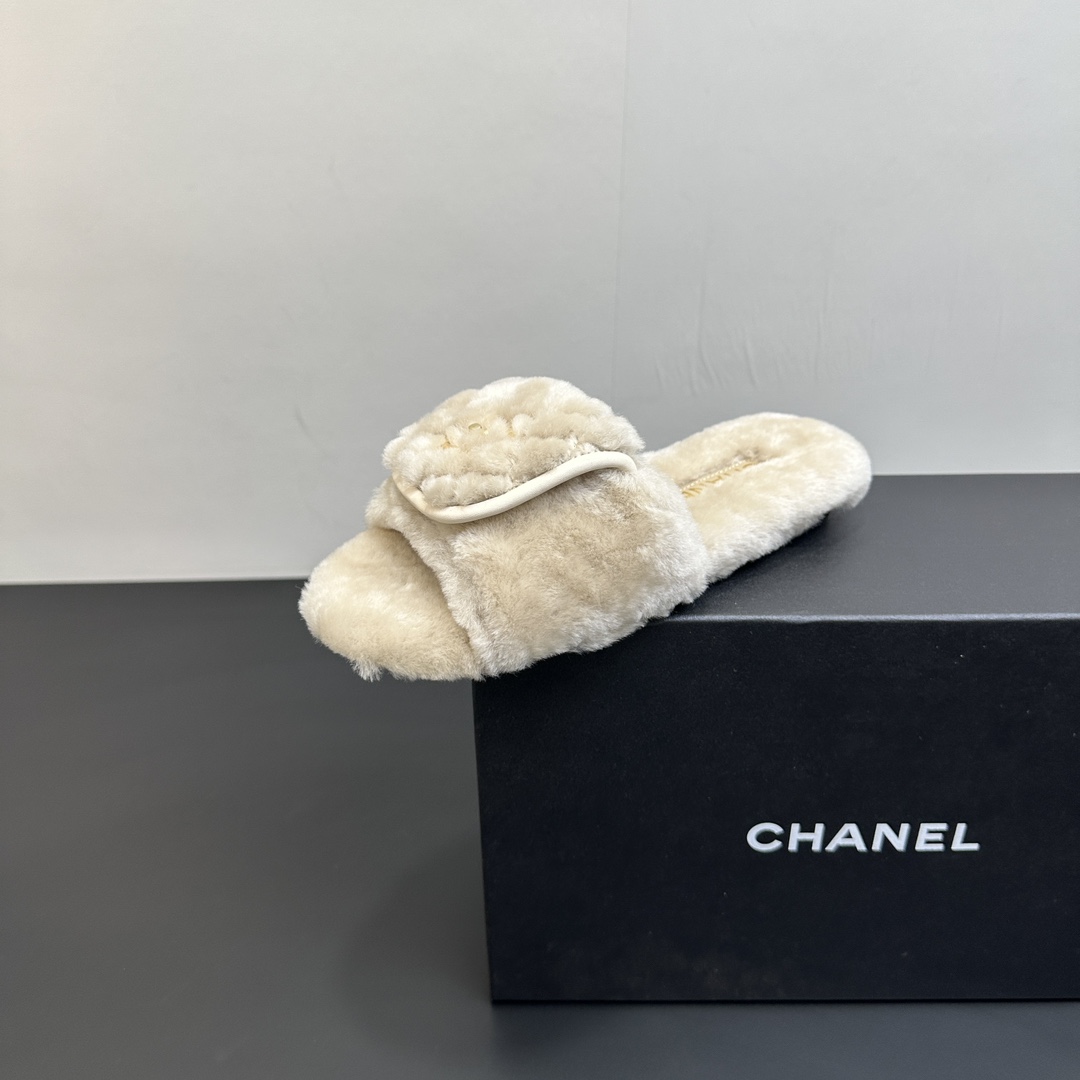 NO:496553,Chanel Xiaoxiangfeng Chanel 2025 new autumn and winter lazy sheep real wool lazy slippers diamond-shaped electric embroidered small fragrant wool drag fabric: Australian imported lamb wool lining: Australian imported lamb wool original leather outsole size 35-39 (40.41 customized), fur shoes slippers, chanel, chanel, slippers, Leather soles19860909Chanel小香风香奈儿 2025新款秋冬懒羊羊真羊毛懒人拖鞋 菱格电绣小香毛拖 面料: 澳洲进口羊羔毛 內里: 澳洲进口羊羔毛 大底原版真皮大底 码数35-39（40.41 定做）,毛毛鞋拖鞋,chanel,chanel,slippers,Leather soles,Women's Shoes