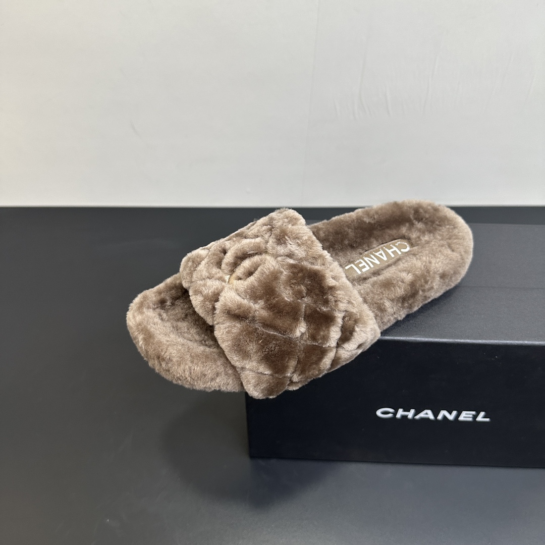 NO:496559,Chanel Xiaoxiangfeng Chanel 2025 new autumn and winter lazy sheep real wool lazy slippers diamond-shaped electric embroidered small fragrant hair drag fabric: Australian imported lamb wool lining: Australian imported lamb wool outsole rubber sole size 35-39 (40.41 customized), fur shoes slippers, chanel, chanel, slippers19860909Chanel小香风香奈儿 2025新款秋冬懒羊羊真羊毛懒人拖鞋 菱格电绣小香毛拖 面料: 澳洲进口羊羔毛 內里: 澳洲进口羊羔毛 大底橡胶底 码数35-39（40.41 定做）,毛毛鞋拖鞋,chanel,chanel,slippers,Women's Shoes