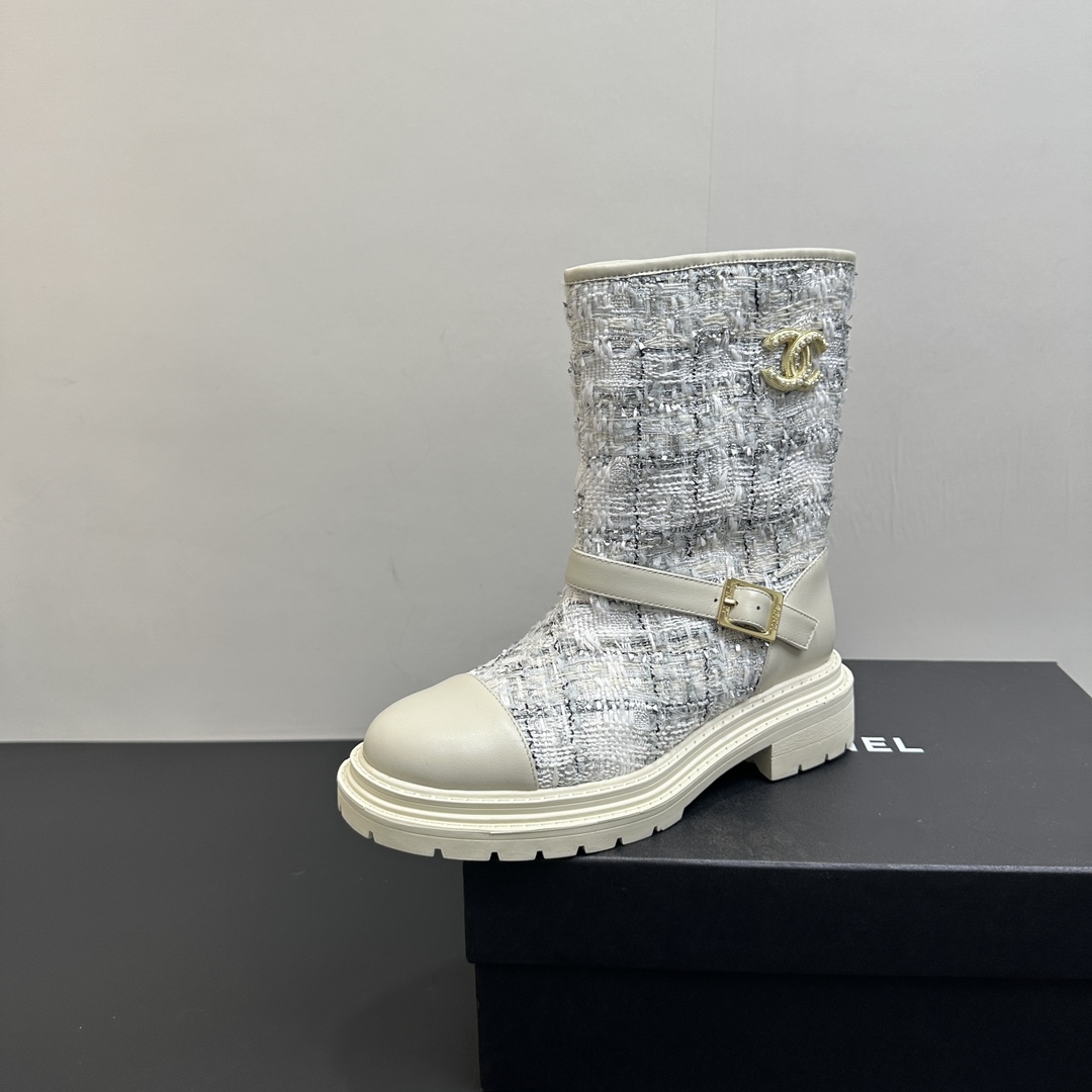 NO:496540,CHANEL Chanel 2025s autumn and winter series one-piece short boots mid-tube boots. The boots are made of Chanel's classic combination. Xiao Meimei likes it very much. This is a popular style created by Chanel this autumn and winter. It is easy to wear and super comfortable. It is a must-have for this autumn and winter. Upper is made of cowhide with fabric. Outsole rubber sole and outsole. Size: 35-40 (40.41 custom-made, no return or replacement), boots, chanel, chanel, boots, cowhide19860909CHANEL 香奈儿2025s秋冬系列一脚蹬短靴中筒靴 靴简沿用了香奈儿的经典搭配,小美美特别喜欢,这是香奈儿今年秋冬打造的爆款,容易上脚,超级舒服,今年秋冬必备款 鞋面材质牛皮配布面 大底橡胶底大底 码数:35-40(40.41定做不退不换）,靴子,chanel,chanel,boots,cowhide,Women's Shoes