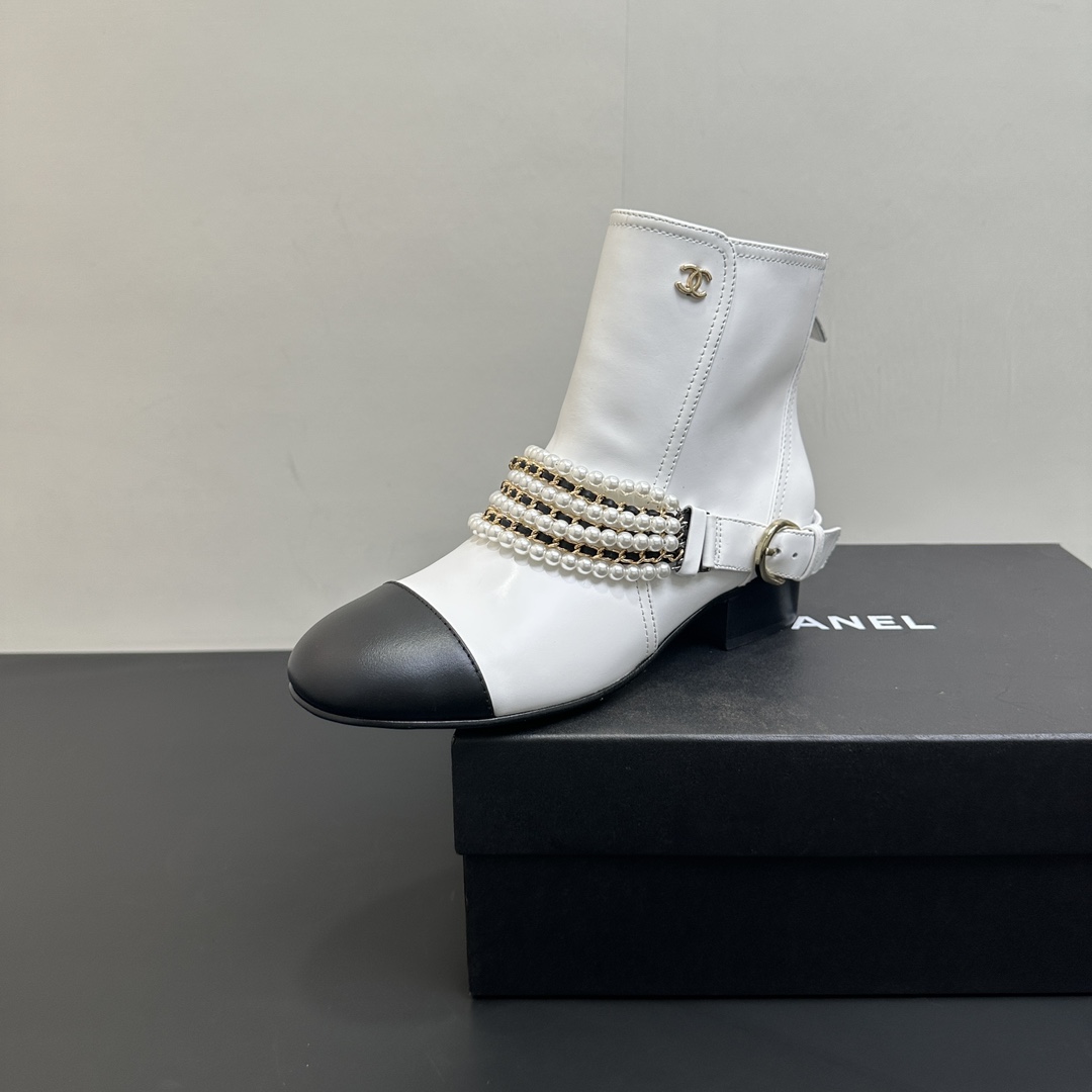 NO:496547,CHANEL Chanel Xiaoxiang classic pearl chain color-blocking thick heel short boots. The classic pearl chain and the iconic double C belt buckle dream-linking. Each round pearl carries the brand's exquisite aesthetics. The chain sways lightly while walking, playing a lively fashion movement. The color-blocking design of the upper is bold and eye-catching. The collision and splicing of leather of different textures outlines a unique visual layer. Fabric sheepskin inner sheepskin heel height 3.5cm genuine leather sole size35-39 (customized on 40/41), boots, chanel, chanel, boots, sheepskin19860909CHANEL香奈儿小香经典珍珠链条拼色粗跟短靴 经典珍珠链条与标志性双C皮带扣梦幻联动 每一颗圆润珍珠都承载着品牌对精致美学 链条在行走间轻盈晃动 奏响灵动的时尚乐章. 鞋面的拼色设计大胆又吸睛 不同质感皮革的碰撞拼接 勾勒出独特的视觉层次 面料羊皮 内里羊皮 跟高3.5cm 真皮底 size35-39（40/41定制）,靴子,chanel,chanel,boots,sheepskin,Women's Shoes