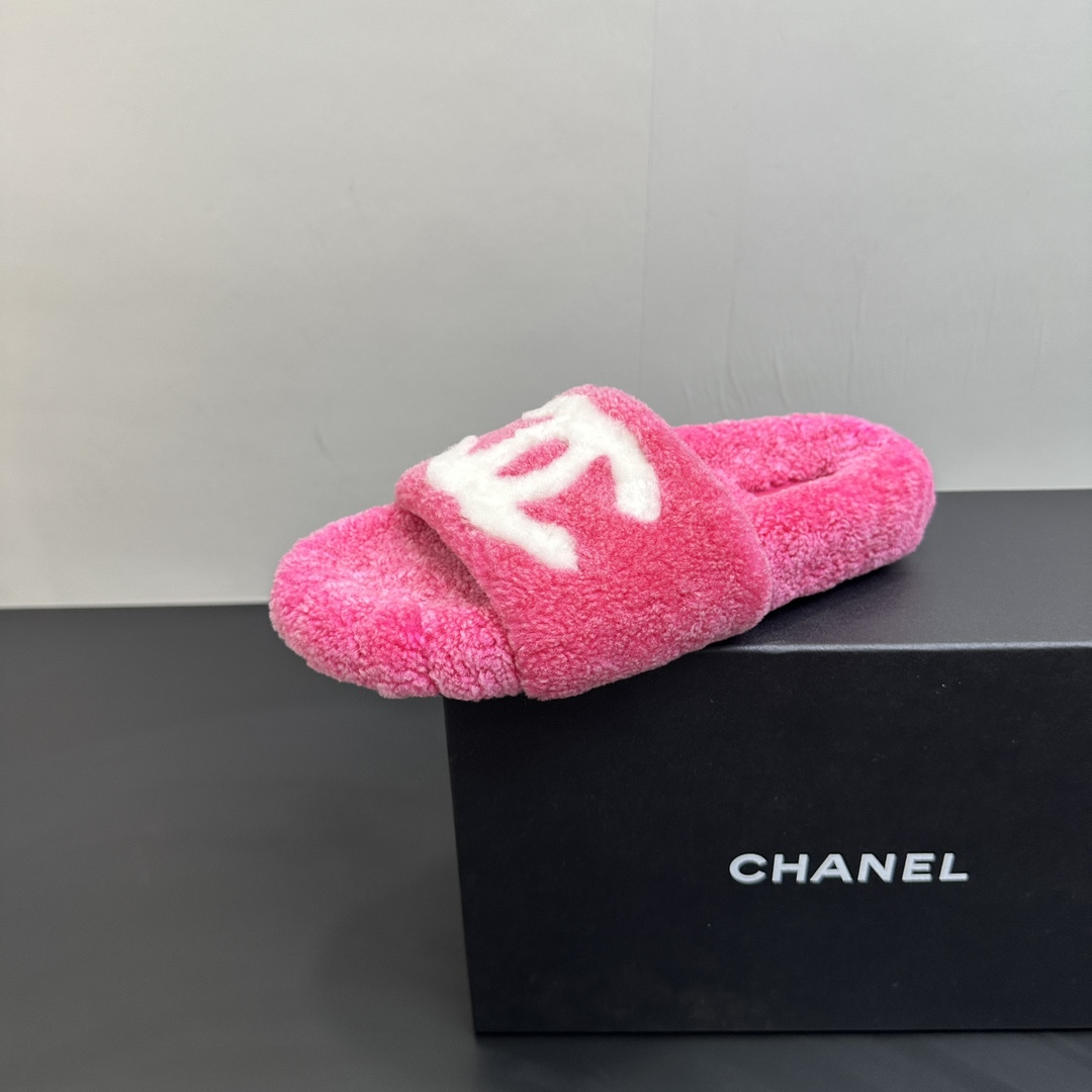 NO:496528,Chanel Xiaoxiangfeng Chanel 2025 new autumn and winter lazy sheep real gradient two-color wool lazy slippers diamond-shaped electric embroidered small fragrant hair drag fabric: Australian imported lamb wool lining: Australian imported lamb wool outsole rubber sole size 35-39 (40.41 customized), fur shoes slippers, chanel, chanel, slippers19860909Chanel小香风香奈儿 2025新款秋冬懒羊羊真渐变双色羊毛懒人拖鞋 菱格电绣小香毛拖 面料: 澳洲进口羊羔毛 內里: 澳洲进口羊羔毛 大底橡胶底 码数35-39（40.41 定做）,毛毛鞋拖鞋,chanel,chanel,slippers,Women's Shoes