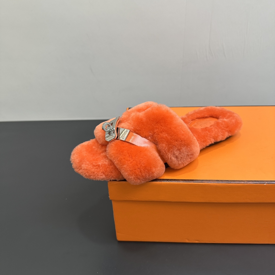 NO:496534,The 2025sss Hermes official website and Xiaohongshu are simultaneously launched in the latest color matching Hermes hits!  Upgraded workmanship, high quality!  The latest fashion trend Teddy wool H-drag autumn and winter H-drag flat bottom hair drag, the top is super versatile and warm bottom, a fur drag recommended by celebrity bloggers!  ①Fabric wool ②Inner wool ③Tip-on-tip wool ④Outs sole genuine leather sole ⑤Size 35-39 (40.41 custom made without return or exchange), fur shoes and slippers, hermes, hermes, slippers, Leather soles198609092025sss Hermes官网、小红书同步最新配色爱马仕爆款火热上线！做工升级版,高品质！ 时尚潮流最新款泰迪羊毛H拖秋冬款H拖平底毛拖,上脚超百搭暖底,明星博主推荐的一款毛毛拖！ ①面料羊毛 ②内里羊毛 ③踮脚羊毛 ④大底真皮大底 ⑤码数35-39（40.41定制不退换）,毛毛鞋拖鞋,hermes,hermes,slippers,Leather soles,Women's Shoes