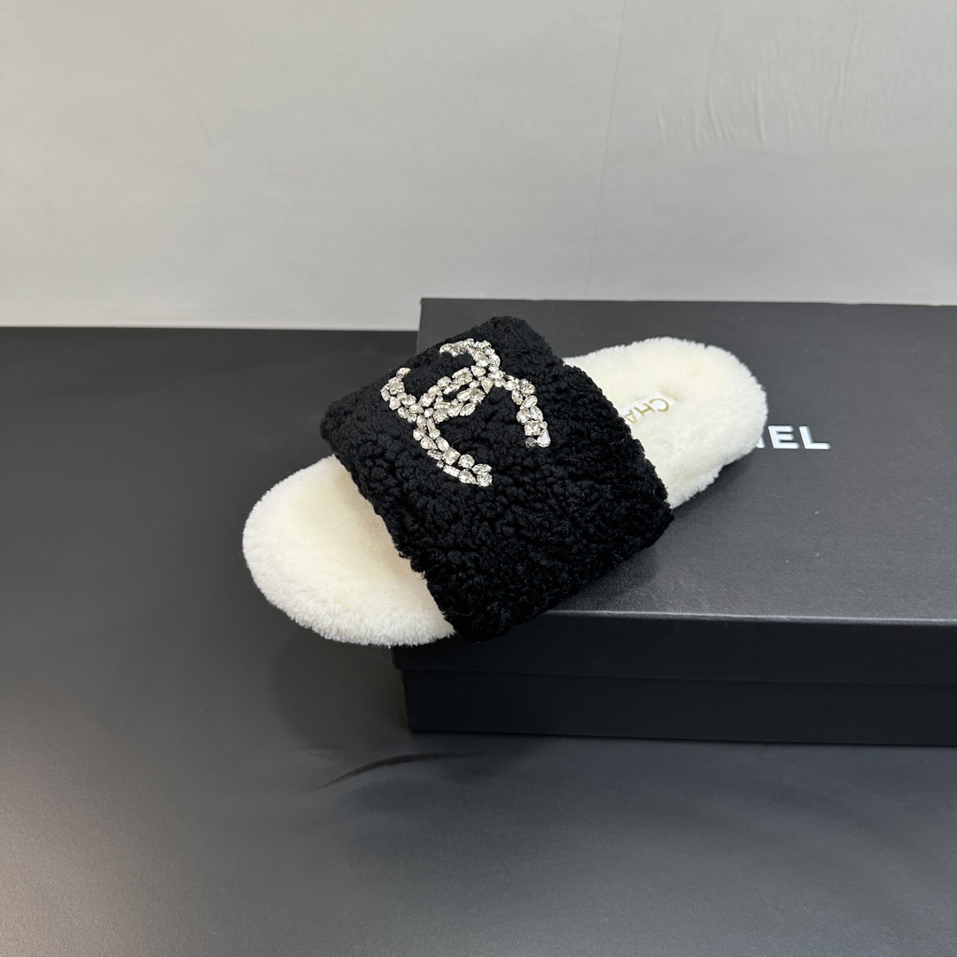 NO:496570,Chanel Xiang Grandma's Home 25 latest wool dot diamond decoration flat bottom wool dot new products are on the market!  Full of high-end feel!  You can wear it outdoors at home, create high quality, be handsome and stylish when going out in autumn and winter, showing a different visual beauty... The fabric is pure sheepskin and fur, inner footbed wool, large sole rubber sole, size 35-41 (customized for 40.41) Packaging original full set of packaging, fur shoes and slippers, chanel, slippers, sheepskin19860909Chanel香奶奶家25 最新毛毛拖 钻饰平底羊毛拖新品上市 ！高级感拉满！室外居家都可以穿搭,高品质打造,秋冬出门帅气有型,秀出不一样的视觉美感…… 面料纯羊皮毛一体 内里垫脚羊毛 大底橡胶底 码数35-41（40.41定做） 包装原版全套包装,毛毛鞋拖鞋,chanel,slippers,sheepskin,Women's Shoes