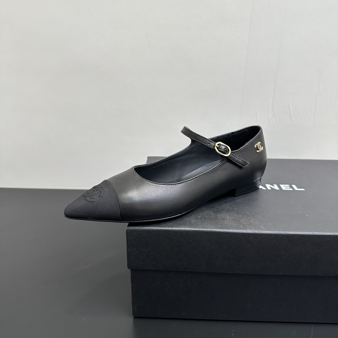 NO:496551,Chanel Chanel's new pointed toe spliced ​​Mary Jane flat shoes. The one you buy at a glance is very French retro feel, it's hard not to love it!  The upper is mixed-bred sheepskin, the inner is mixed-bred sheepskin, the original mold button, the Italian original leather outsole size35-39 (40.41 fixed), single shoes, chanel, chanel, mary jane, sheepskin, Leather soles19860909Chanel香奈儿小香风新款尖头拼接玛丽珍平底单鞋 一眼入手的款,很法式复古的感觉,很难不爱呀！ 鞋面原版混种羊皮,内里混种羊皮,原版开模扣子,意大利原版真皮大底 size35-39（40.41定）,单鞋,chanel,chanel,mary jane,sheepskin,Leather soles,Women's Shoes