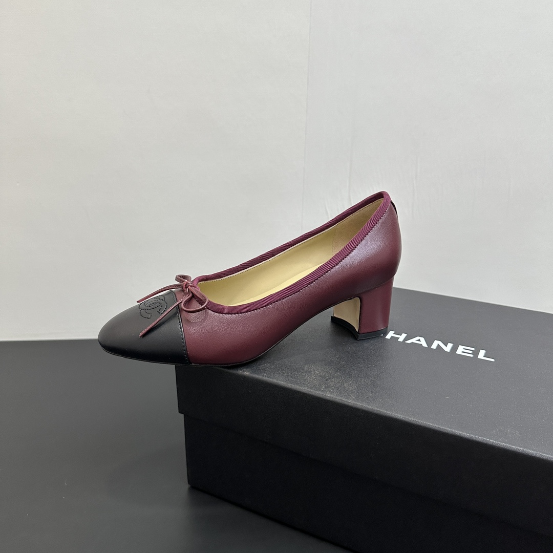 NO:496579,Chanel Coco small-scented sheepskin bow mid-heel ballet shoes spliced ​​high-heeled single shoes classic reshaping, fantasy upgrade shoes are made of high-end sheepskin inside and outside, and are gentle and fit. The sheepskin thin belt climbs on the instep with a light posture, turning the classic Mary Jane shoes into wearable art. Upper material is Napa sheepskin, inner water dyed goatskin inner foot pads, inner marking size 6.5cm medium heel, outsole imported Italian leather outsole, size 35-39 (40, 41 can be customized, not returned or replaced), single shoes, chanel, chanel, mary jane, sheepskin, Leather soles19860909Chanel 香奈儿Coco小香羊皮蝴蝶结中跟芭蕾舞鞋拼接高跟单鞋 经典重塑,梦幻升级鞋内外均选用上乘羊皮,温驯贴合.羊皮细带以轻盈姿态攀附脚背,将经典玛丽珍鞋化为可佩戴艺术. 鞋面材质纳帕羊皮 内里水染山羊皮内里垫脚、内里标码 跟高6.5cm中跟 大底进口意大利真皮大底 码数35-39码（40,41可定制不退不换）,单鞋,chanel,chanel,mary jane,sheepskin,Leather soles,Women's Shoes