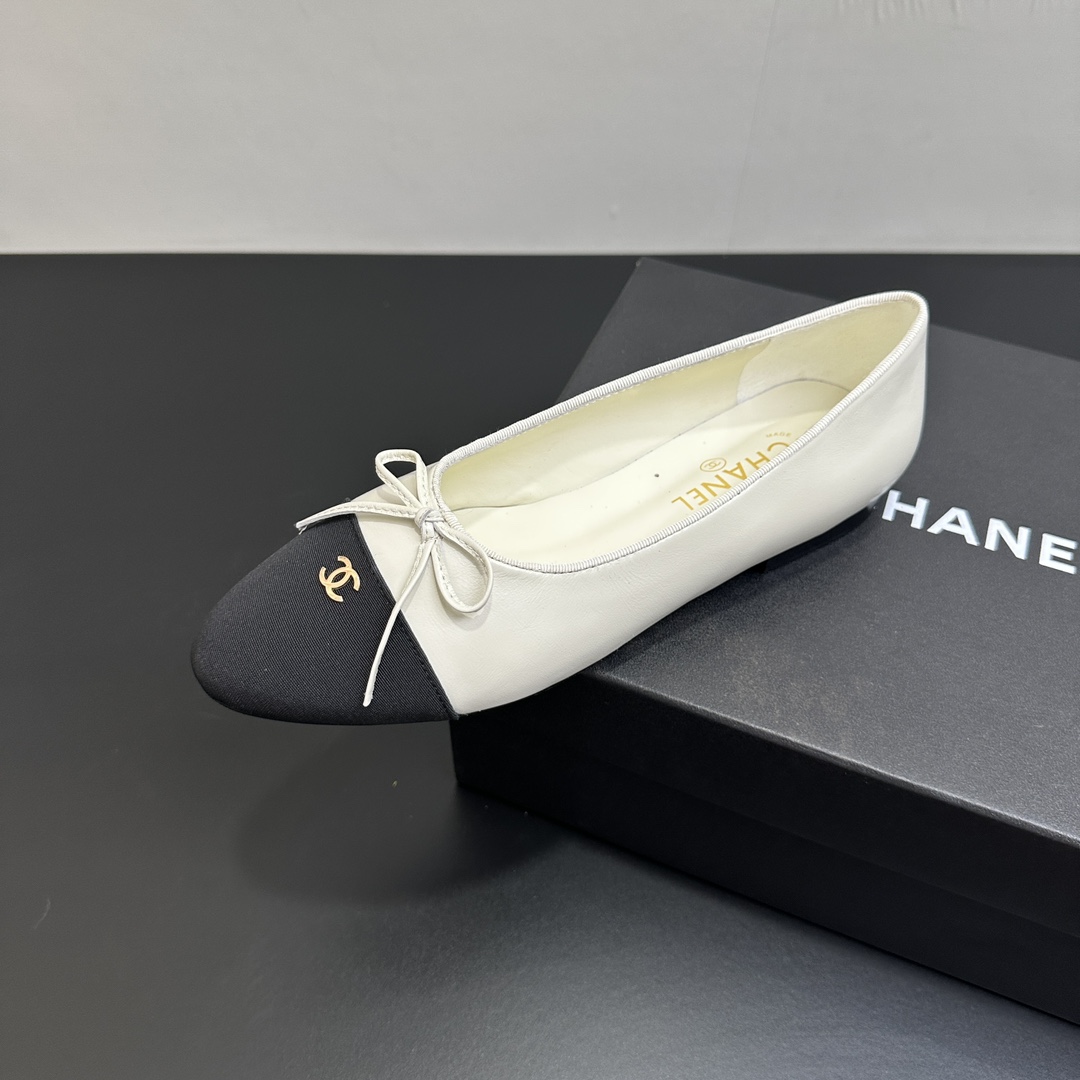 NO:496527,Chanel Coco small fragrance sheepskin bow flat color ballet shoes splicing single shoes classic reshaping, dream upgrade shoes are made of high-end sheepskin inside and outside, and are gentle and fit. Upper material is sheepskin or cloth, inner water dyed goatskin inner footbed, inner marking size 1.5cm heel height imported Italian leather outsole size 35-39 (40, 41 can be customized without return or exchange), single shoes, chanel, chanel, sheepskin, Leather soles19860909Chanel 香奈儿Coco小香羊皮蝴蝶结平底拼色芭蕾舞鞋拼接单鞋 经典重塑,梦幻升级鞋内外均选用上乘羊皮,温驯贴合. 鞋面材质羊皮或布面 内里水染山羊皮内里垫脚、内里标码 跟高1.5cm 大底进口意大利真皮大底 码数35-39码（40,41可定制不退不换）,单鞋,chanel,chanel,sheepskin,Leather soles,Women's Shoes