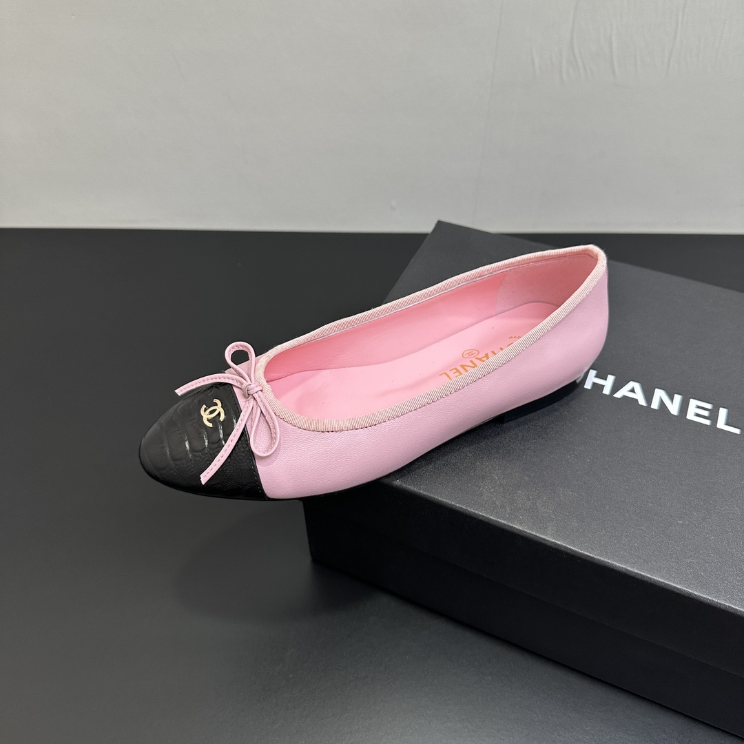 NO:496533,Chanel Coco small fragrance sheepskin bow flat color ballet shoes lizard pattern splicing single shoes classic reshaping, dream upgrade shoes are made of high-end sheepskin inside and outside, and are gentle and fit. Upper material is sheepskin or cloth, inner water dyed goatskin inner foot pads, inner marking size 1.5cm outsole imported Italian leather outsole size 35-39 (40,41 can be customized without return or replacement), single shoes, chanel, chanel, sheepskin, Leather soles19860909Chanel 香奈儿Coco小香羊皮蝴蝶结平底拼色芭蕾舞鞋蜥蜴纹拼接单鞋 经典重塑,梦幻升级鞋内外均选用上乘羊皮,温驯贴合. 鞋面材质羊皮或布面 内里水染山羊皮内里垫脚、内里标码 跟高1.5cm 大底进口意大利真皮大底 码数35-39码（40,41可定制不退不换）,单鞋,chanel,chanel,sheepskin,Leather soles,Women's Shoes