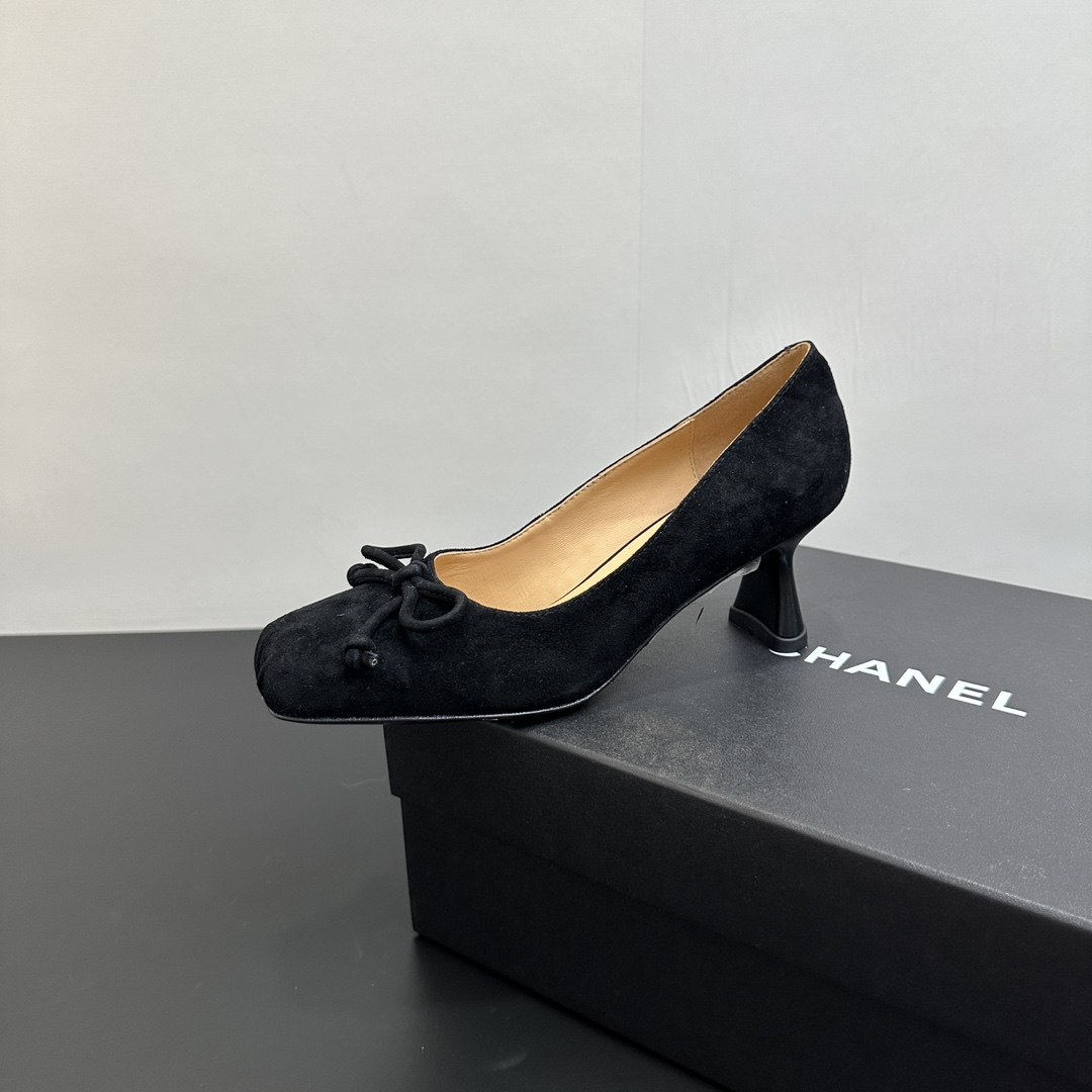 NO:496539,2025ss CHANEL fragrant grandma Chanel fish mouth high heel single shoes. Classic square toe contour, smooth and neat, suitable for a variety of styles. The shoe body is decorated with an iconic double C logo, and the details show a luxurious texture. The moderate thick heel design makes you walk steadily and not tired. Whether you are going out on the street or attending formal occasions, it can help you become the focus easily. Fabric sheepskin Size 35–41 (customized by 40, 41) Outsole genuine leather sole Heel height 6.5cm, single shoes, chanel, chanel, sheepskin198609092025ss CHANEL香奶奶香奈儿鱼嘴高跟单鞋 经典方头轮廓,流畅利落,适配多种风格穿搭.鞋身点缀标志性双C logo,细节之处彰显奢华质感 .适中的粗跟设计,走路稳当不累脚,无论是日常出街还是出席正式场合,都能助你轻松成为焦点. 面料羊皮 码数35–41（40、41定制） 大底真皮鞋底 跟高6.5cm,单鞋,chanel,chanel,sheepskin,Women's Shoes