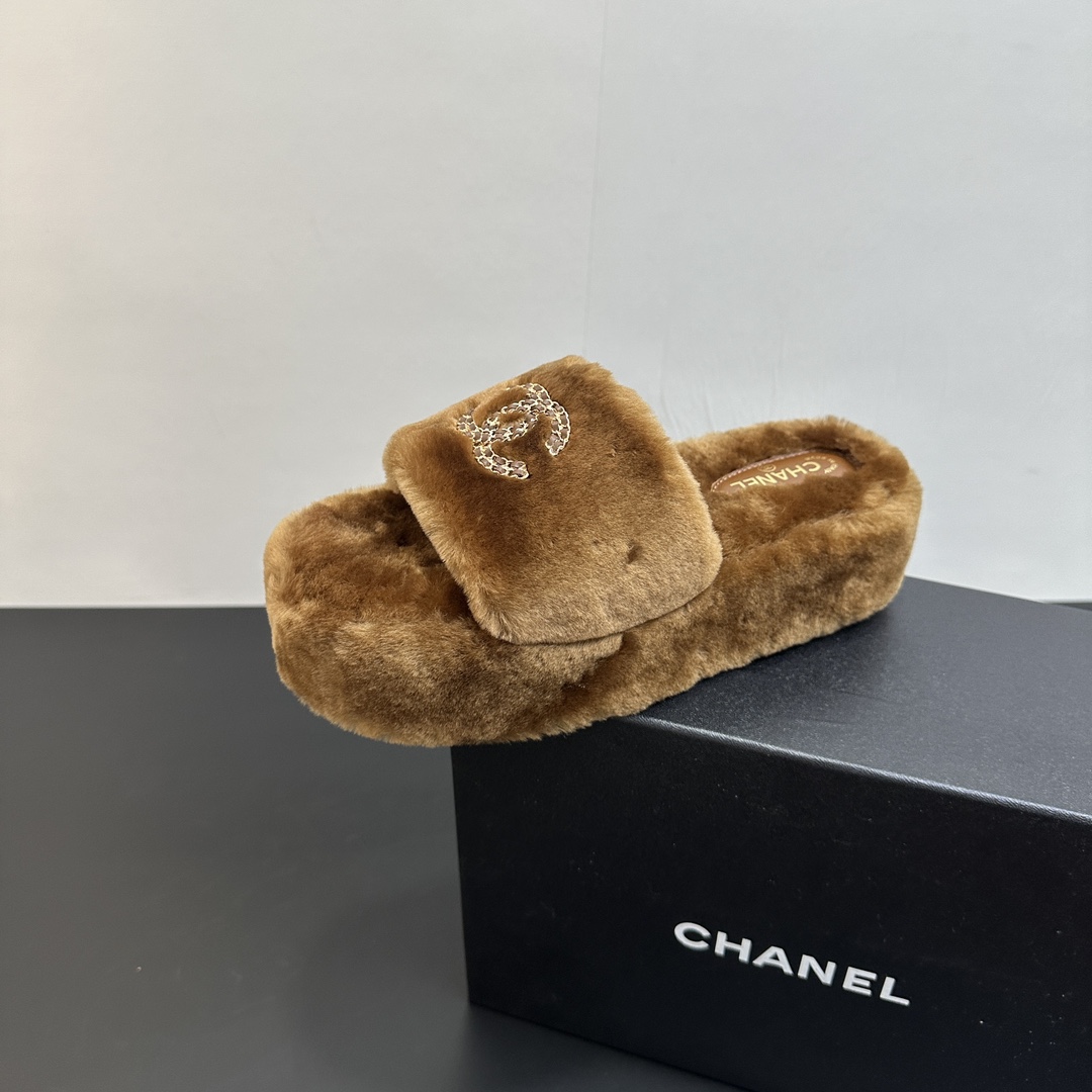 NO:496560,Chanel Xiaoxiangfeng Chanel 2025 new autumn and winter lazy sheep real wool lazy people drag small xiang diamond lattice thick sole wool drag fabric: Australian imported lamb wool lining: Australian imported lamb wool broadsole rubber sole size 35-39 (40.41 customized), fur shoes and slippers, chanel, chanel, slippers19860909Chanel小香风香奈儿 2025新款秋冬懒羊羊真羊毛懒人拖 小香菱格厚底毛拖 面料: 澳洲进口羊羔毛 內里: 澳洲进口羊羔毛 大底橡胶底 码数35-39（40.41 定做）,毛毛鞋拖鞋,chanel,chanel,slippers,Women's Shoes