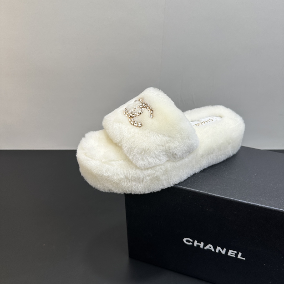 NO:496566,Chanel Xiaoxiangfeng Chanel 2025 new autumn and winter lazy sheep real wool lazy people drag small xiang diamond lattice thick sole wool drag fabric: Australian imported lamb wool lining: Australian imported lamb wool broadsole rubber sole size 35-39 (40.41 customized), fur shoes and slippers, chanel, chanel, slippers19860909Chanel小香风香奈儿 2025新款秋冬懒羊羊真羊毛懒人 拖小香菱格厚底毛拖 面料: 澳洲进口羊羔毛 內里: 澳洲进口羊羔毛 大底橡胶底 码数35-39（40.41 定做）,毛毛鞋拖鞋,chanel,chanel,slippers,Women's Shoes