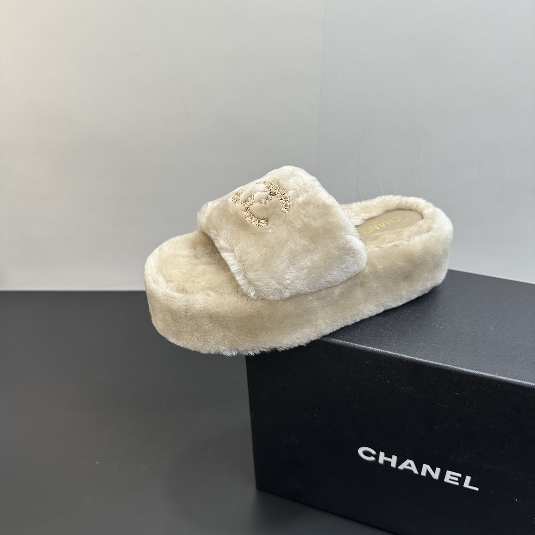 NO:496573,Chanel Xiaoxiangfeng Chanel 2025 new autumn and winter lazy sheep real wool lazy people drag small scented diamond-shaped thick-soled wool drag fabric: Australian imported lamb wool lining: Australian imported lamb wool broadsol rubber sole size 35-39 (40.41 customized), fur shoes and slippers, chanel, chanel, slippers19860909Chanel小香风香奈儿 2025新款秋冬懒羊羊真羊毛懒人拖 小香菱格厚底毛拖 面料: 澳洲进口羊羔毛 內里: 澳洲进口羊羔毛 大底橡胶底 码数35-39（40.41 定做）,毛毛鞋拖鞋,chanel,chanel,slippers,Women's Shoes